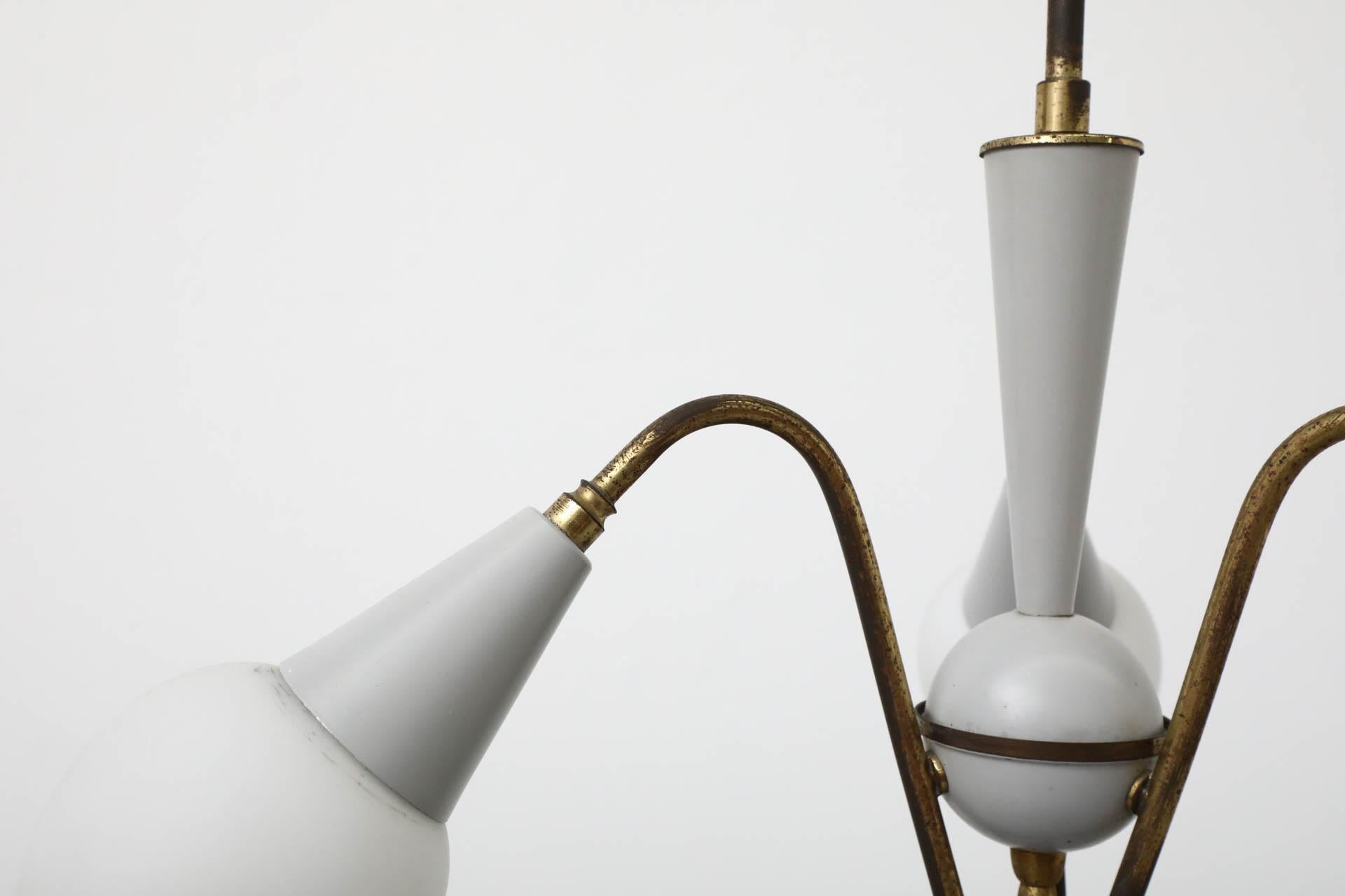 Mini lampadario a tre bracci in stile Stilnovo di metà secolo in ottone con paralumi smerigliati 5