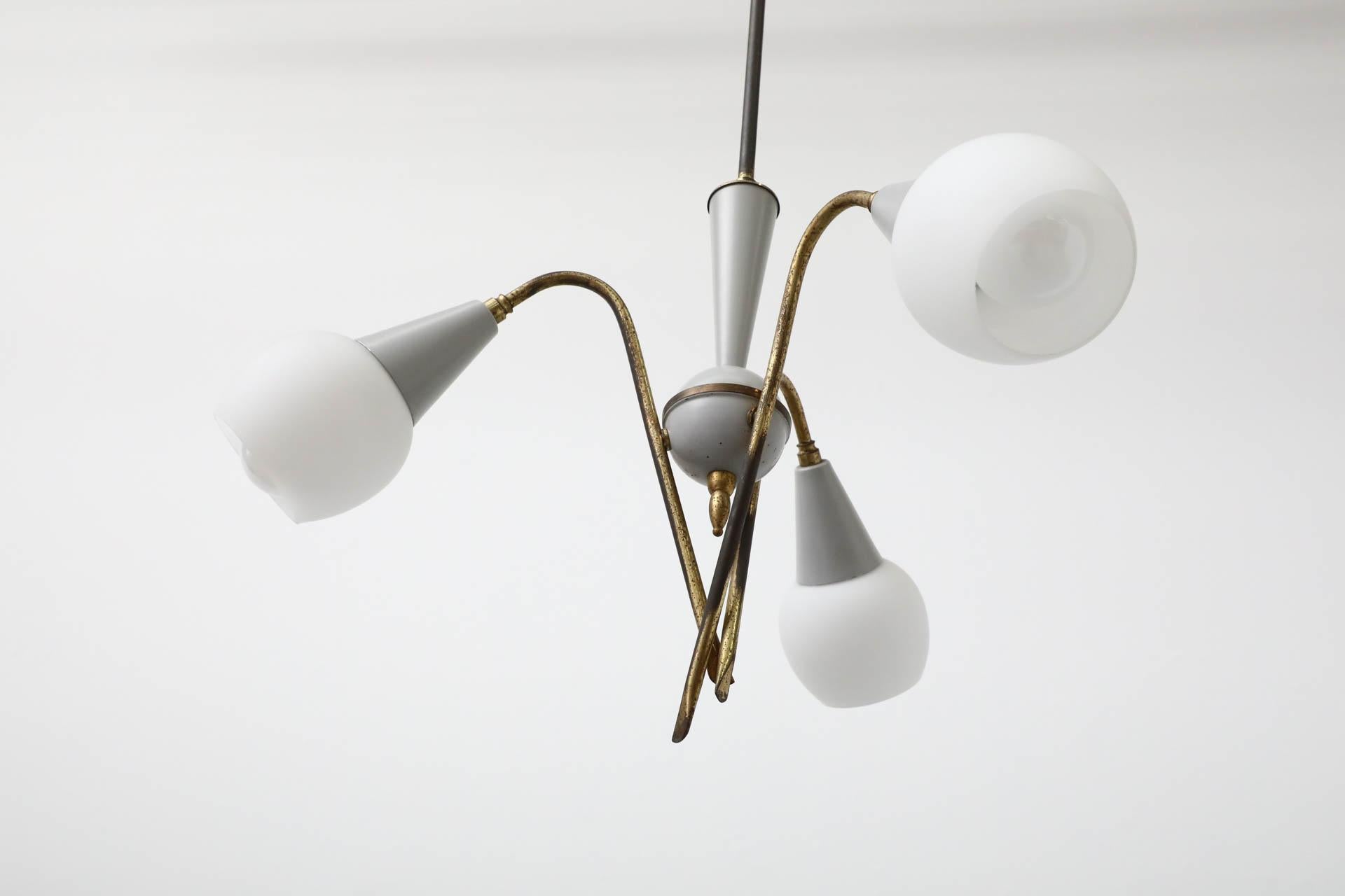 Mini lampadario a tre bracci in stile Stilnovo di metà secolo in ottone con paralumi smerigliati 6