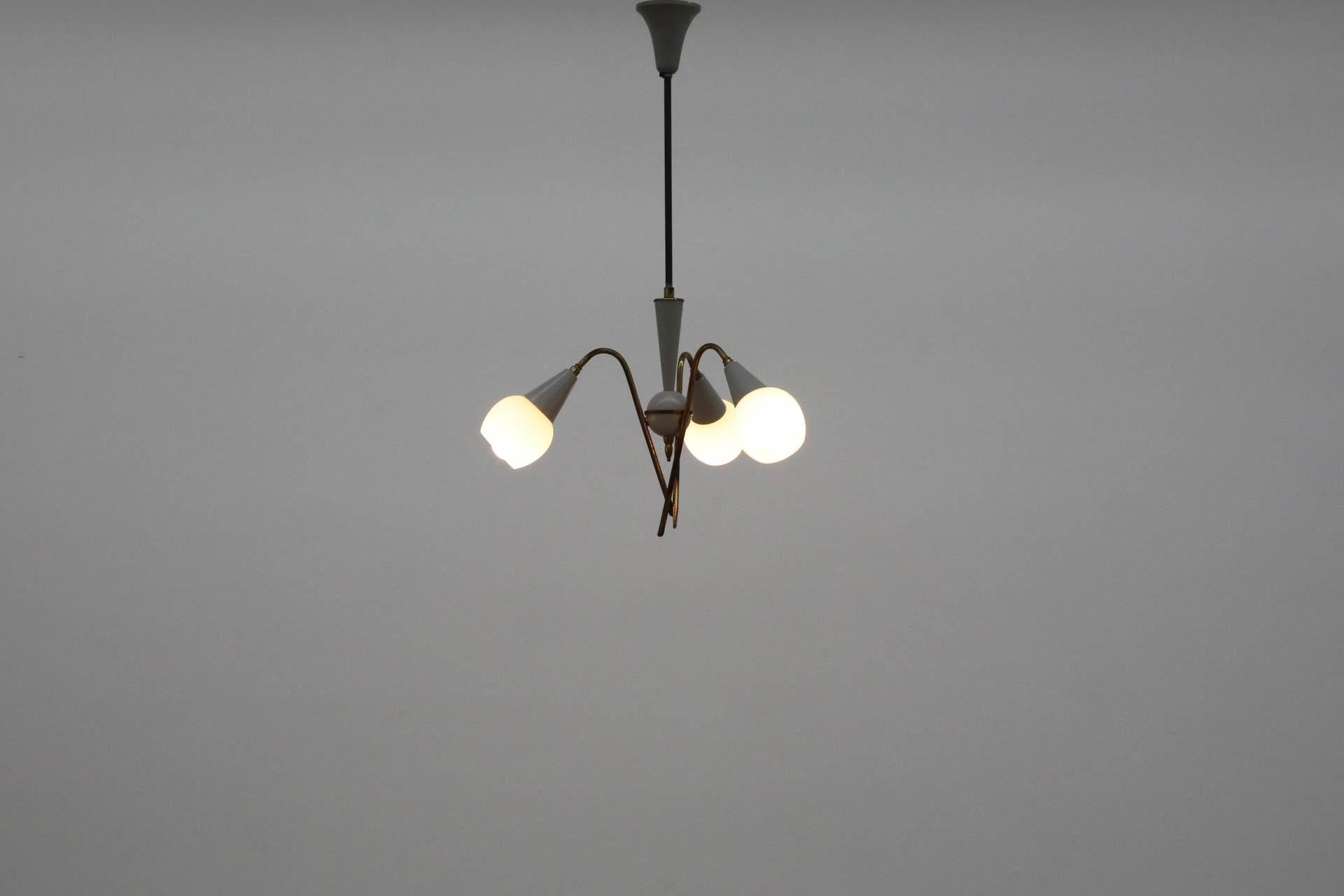 Mid-Century moderno Mini lampadario a tre bracci in stile Stilnovo di metà secolo in ottone con paralumi smerigliati