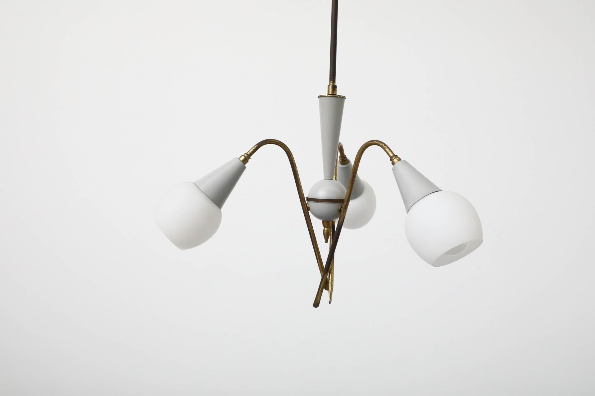Smaltato Mini lampadario a tre bracci in stile Stilnovo di metà secolo in ottone con paralumi smerigliati