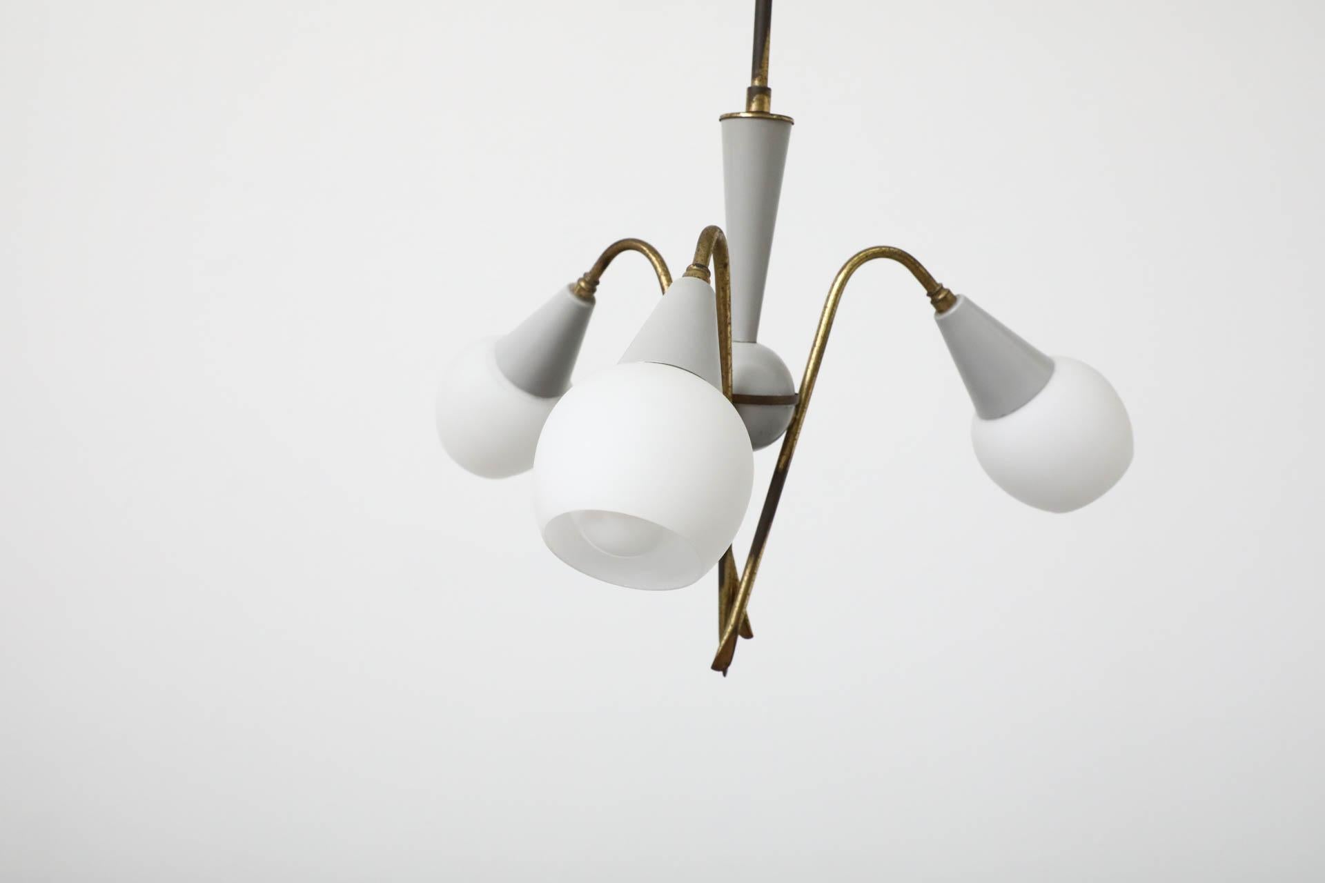 Mini lampadario a tre bracci in stile Stilnovo di metà secolo in ottone con paralumi smerigliati In condizioni buone a Los Angeles, CA