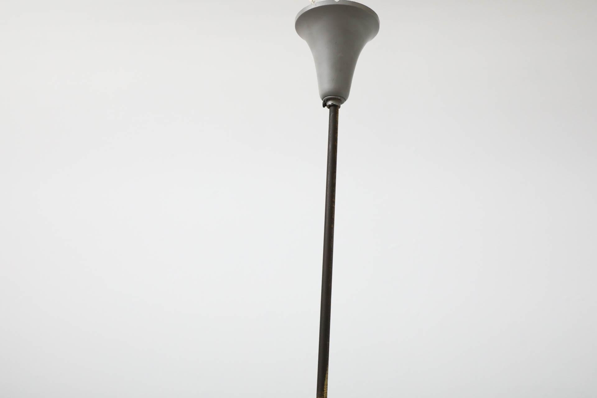XX secolo Mini lampadario a tre bracci in stile Stilnovo di metà secolo in ottone con paralumi smerigliati