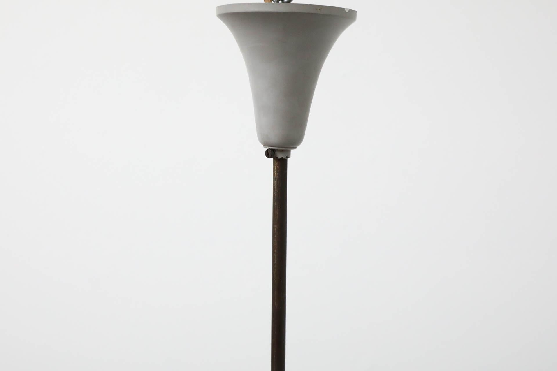Metallo Mini lampadario a tre bracci in stile Stilnovo di metà secolo in ottone con paralumi smerigliati