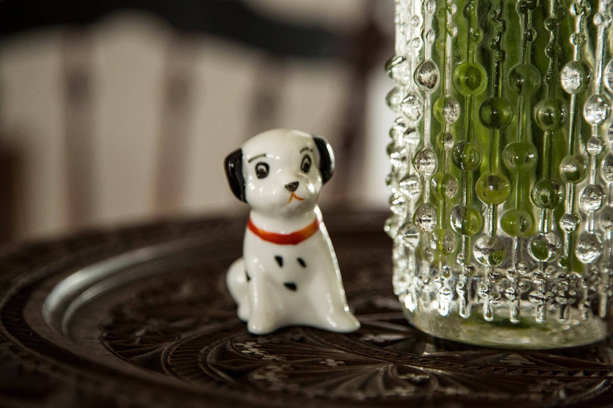 Bemalte Keramik, sehr guter originaler Vintage-Zustand. Keine Schäden oder Risse. Schöne und einzigartige dekorative Skulptur. Mini Dalmatiner Hundeskulptur wurde in Italien hergestellt. Nur ein Hund verfügbar.