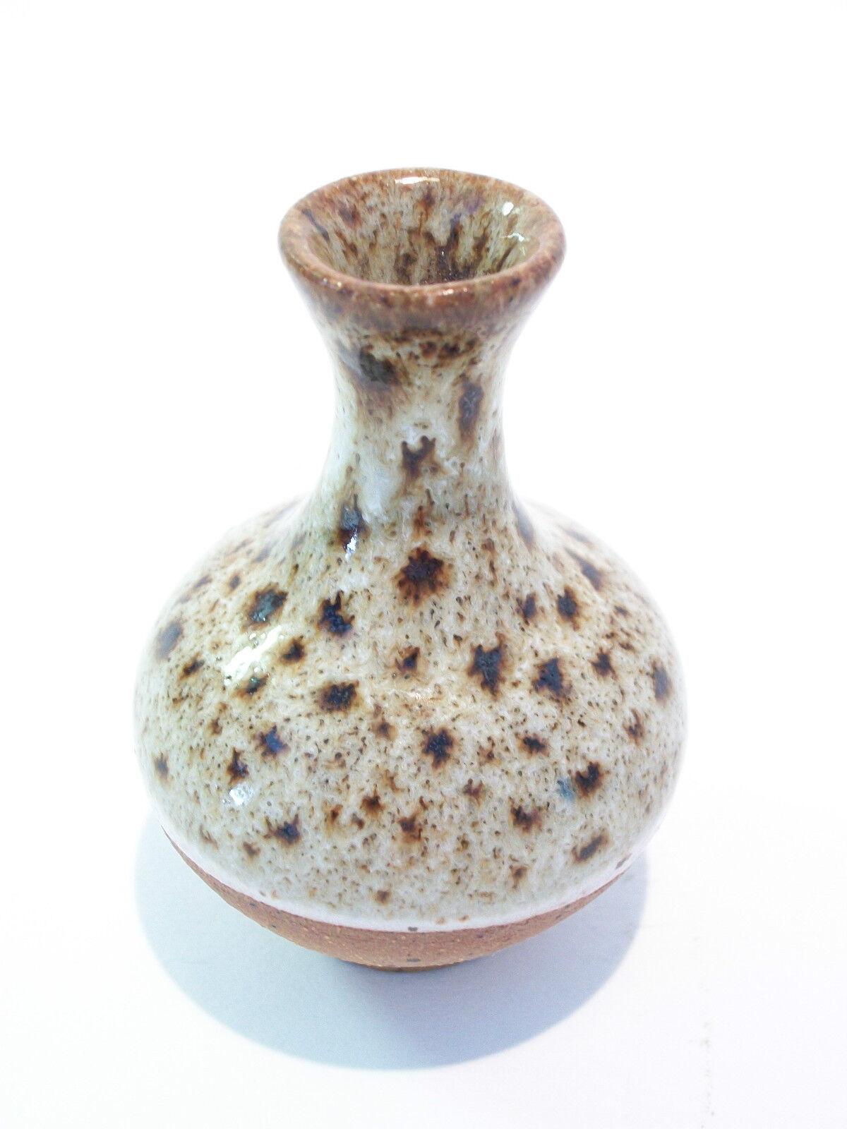 Mid-Century Modern Vase à bourgeons Miniature Glazed Studio Pottery du milieu du siècle - Signé - Circa 1970's en vente