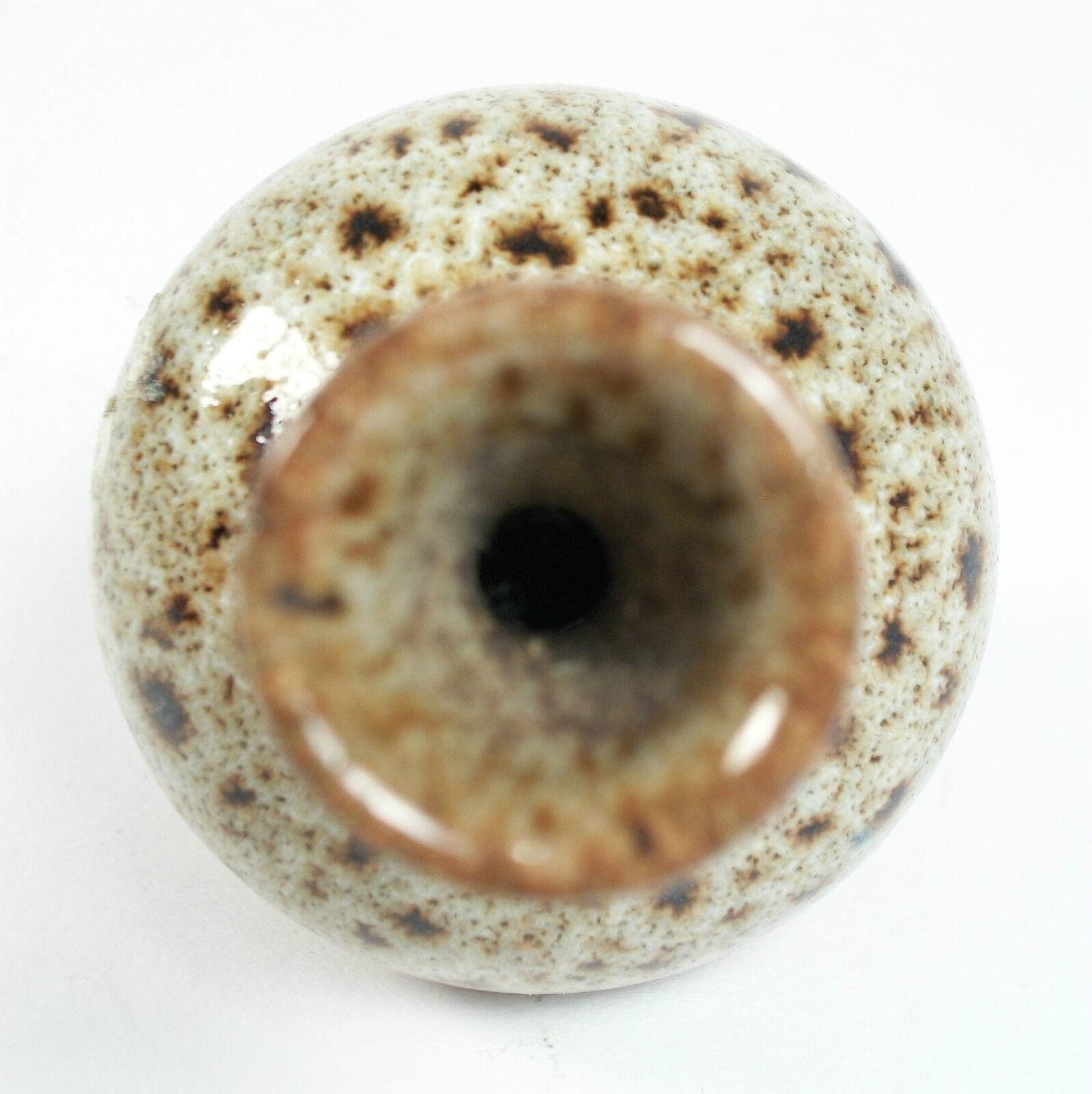 XX secolo Vaso a bocciolo in miniatura dello Studio Pottery di metà secolo - Firmato - Circa 1970 in vendita