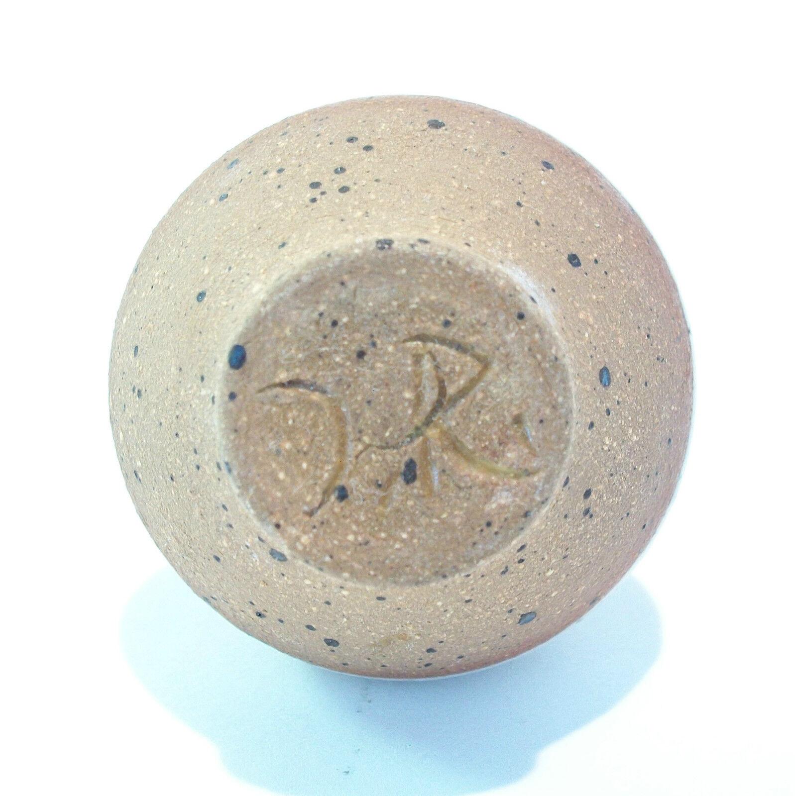 Ceramica Vaso a bocciolo in miniatura dello Studio Pottery di metà secolo - Firmato - Circa 1970 in vendita