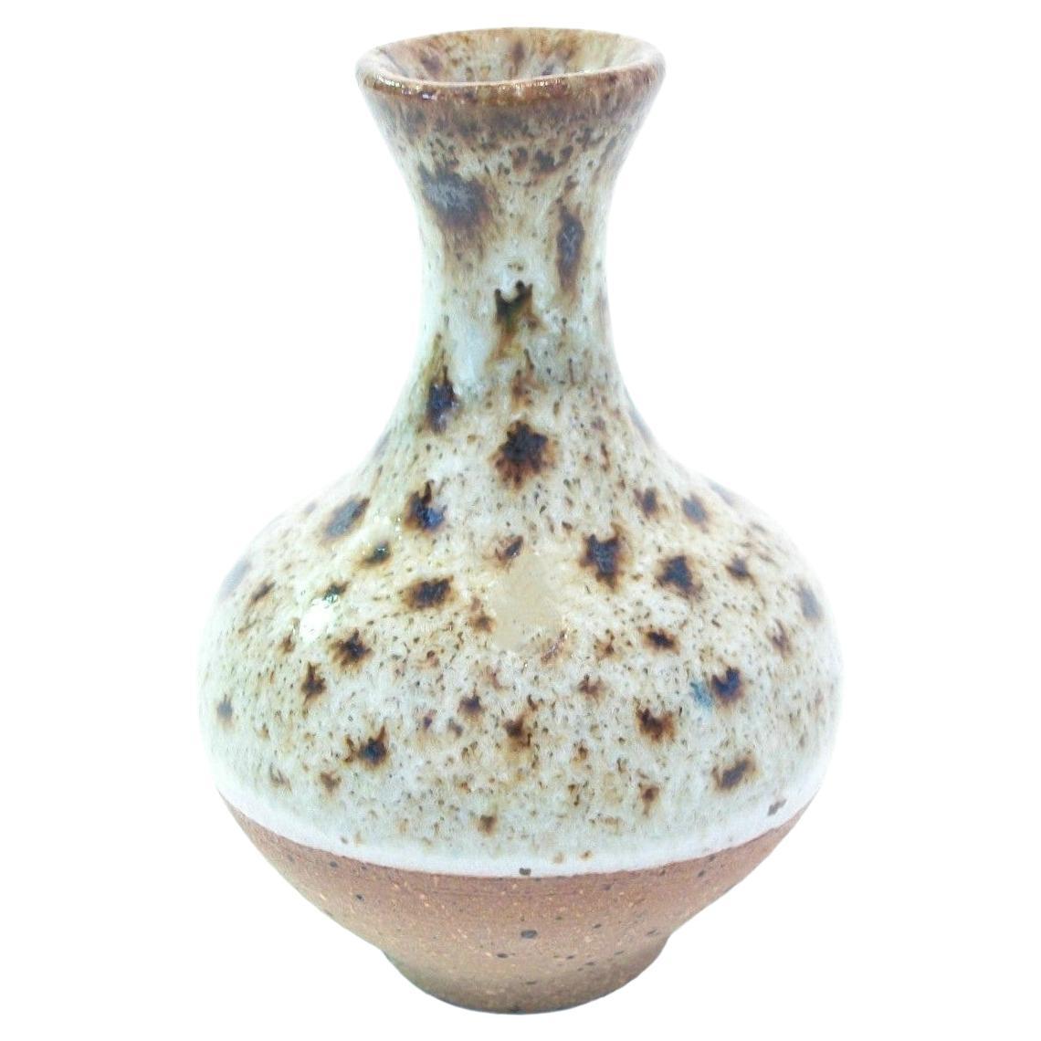 Vase à bourgeons Miniature Glazed Studio Pottery du milieu du siècle - Signé - Circa 1970's