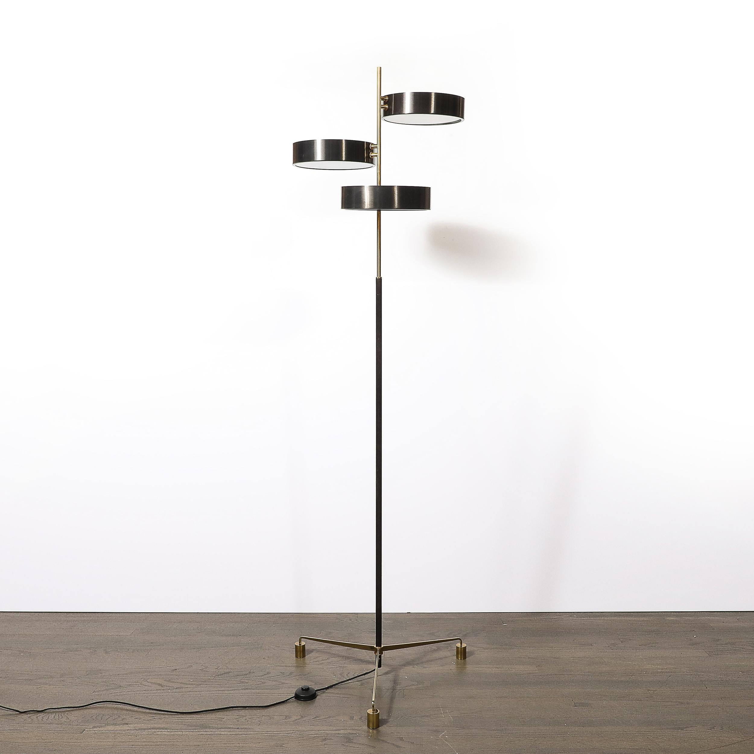 Lampada da terra minimalista di metà secolo in ottone lucido, vetro e smalto nero a tre dischi in vendita 3