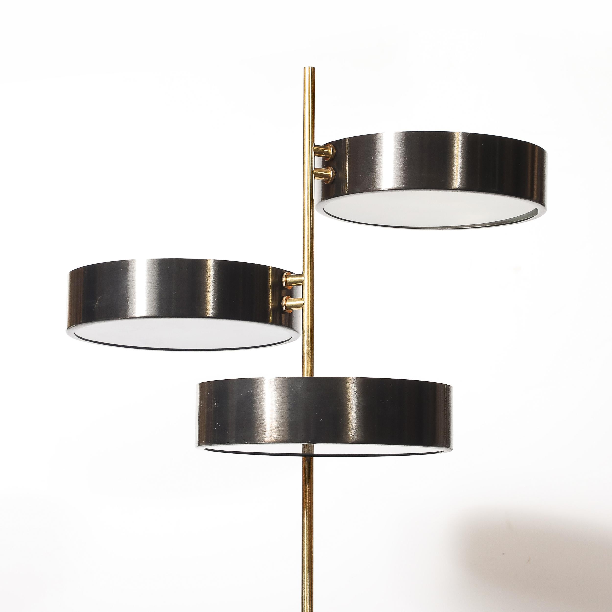 Lampada da terra minimalista di metà secolo in ottone lucido, vetro e smalto nero a tre dischi in vendita 4