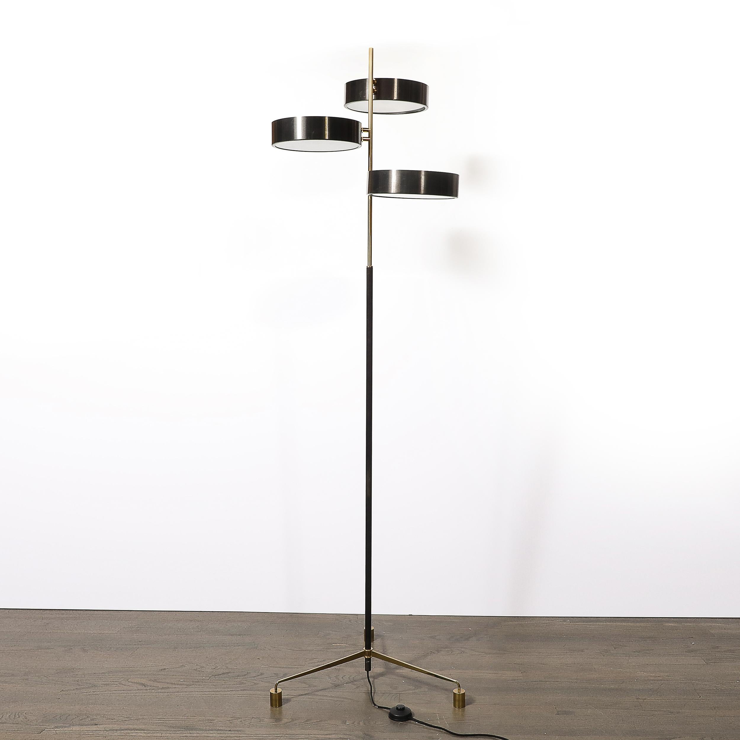 Lampada da terra minimalista di metà secolo in ottone lucido, vetro e smalto nero a tre dischi in vendita 5