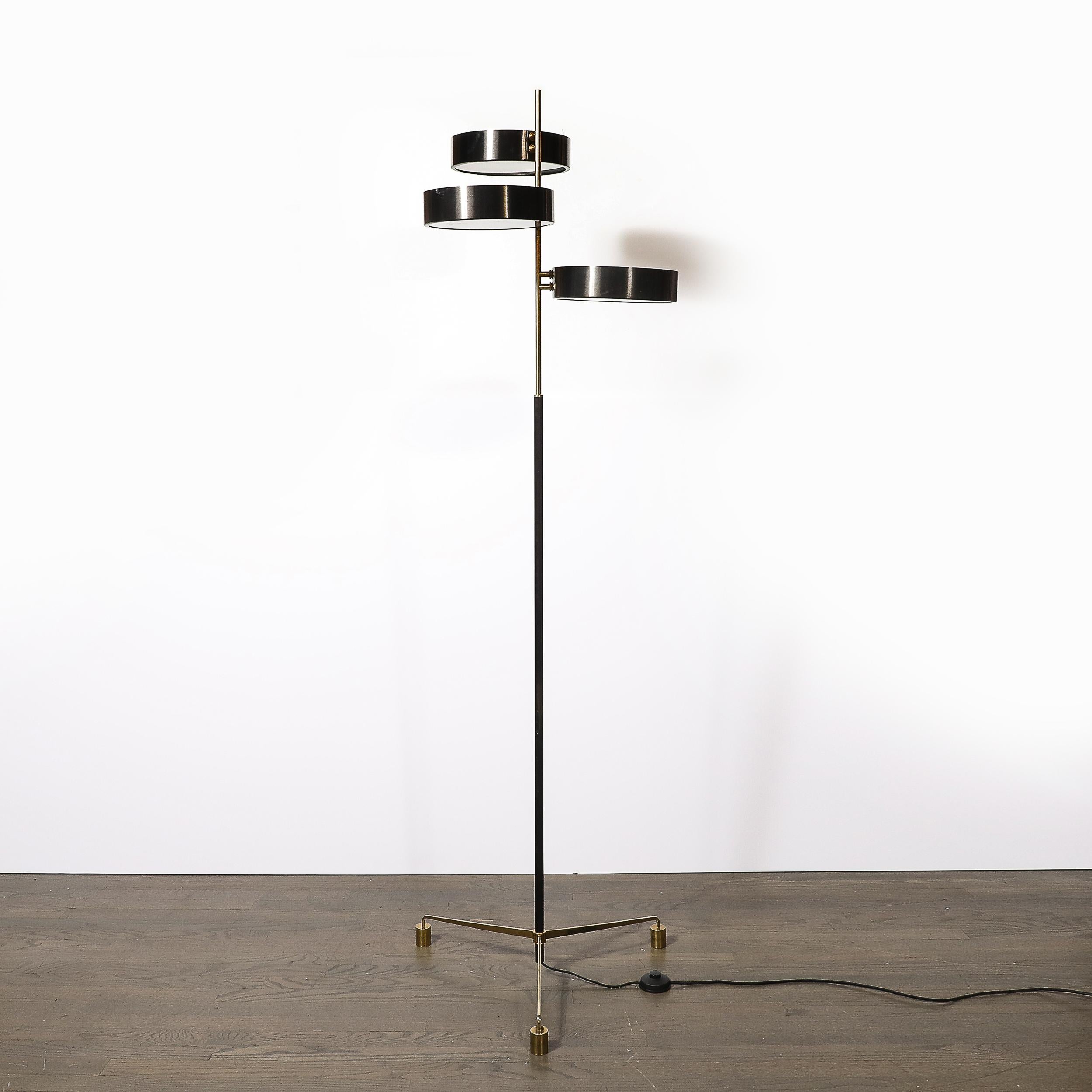 Lampada da terra minimalista di metà secolo in ottone lucido, vetro e smalto nero a tre dischi in vendita 6