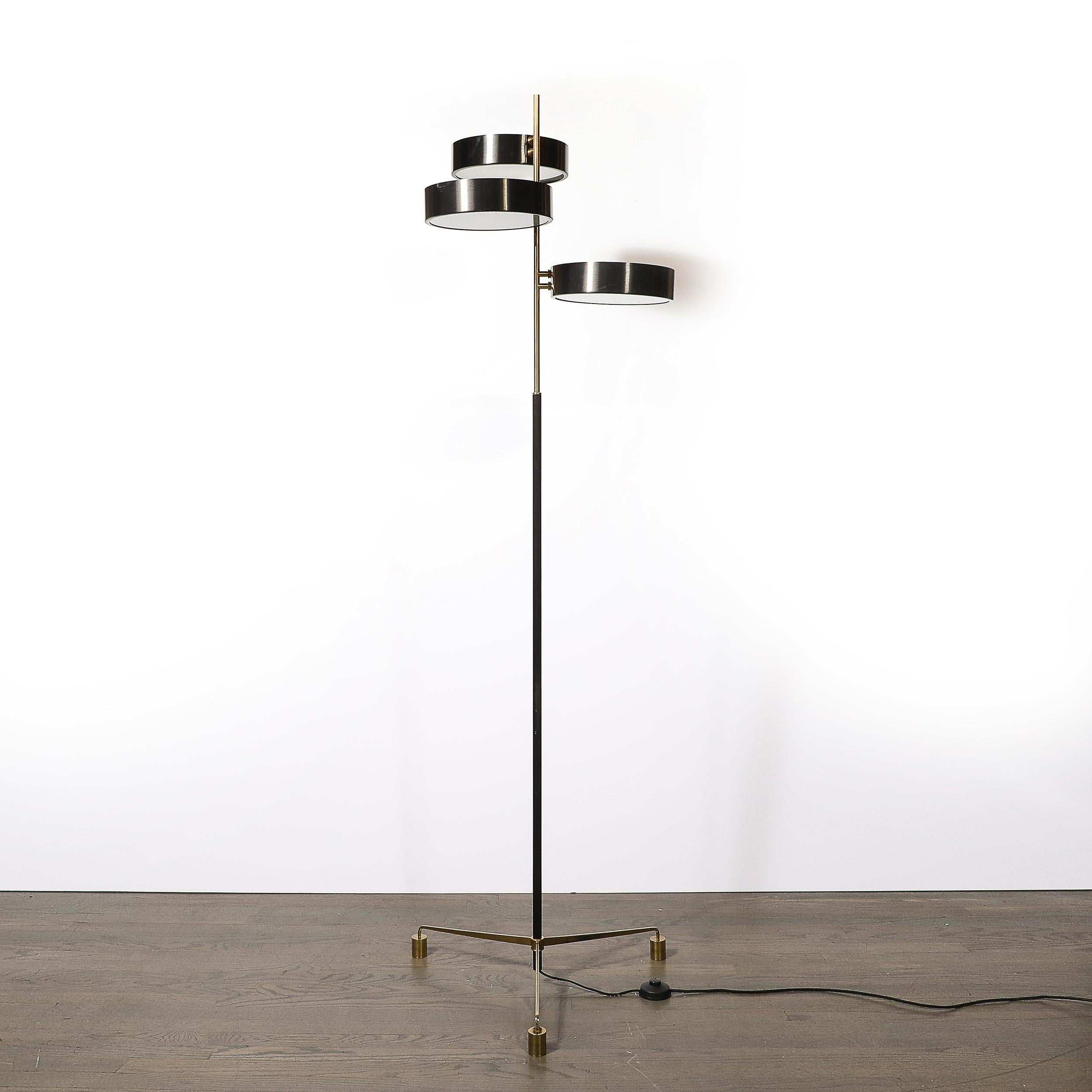 Lampada da terra minimalista di metà secolo in ottone lucido, vetro e smalto nero a tre dischi in vendita 7