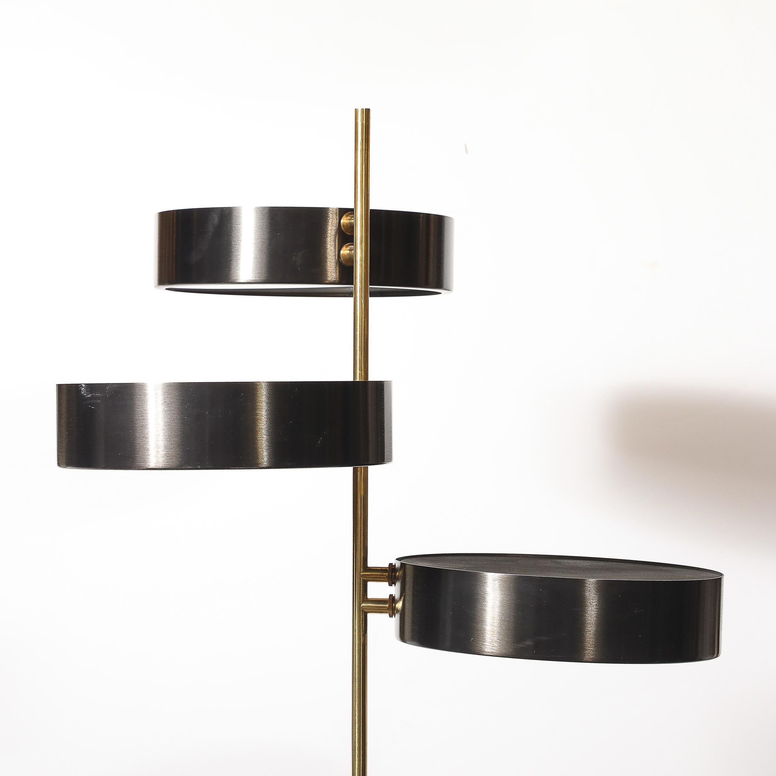 Lampada da terra minimalista di metà secolo in ottone lucido, vetro e smalto nero a tre dischi in vendita 8