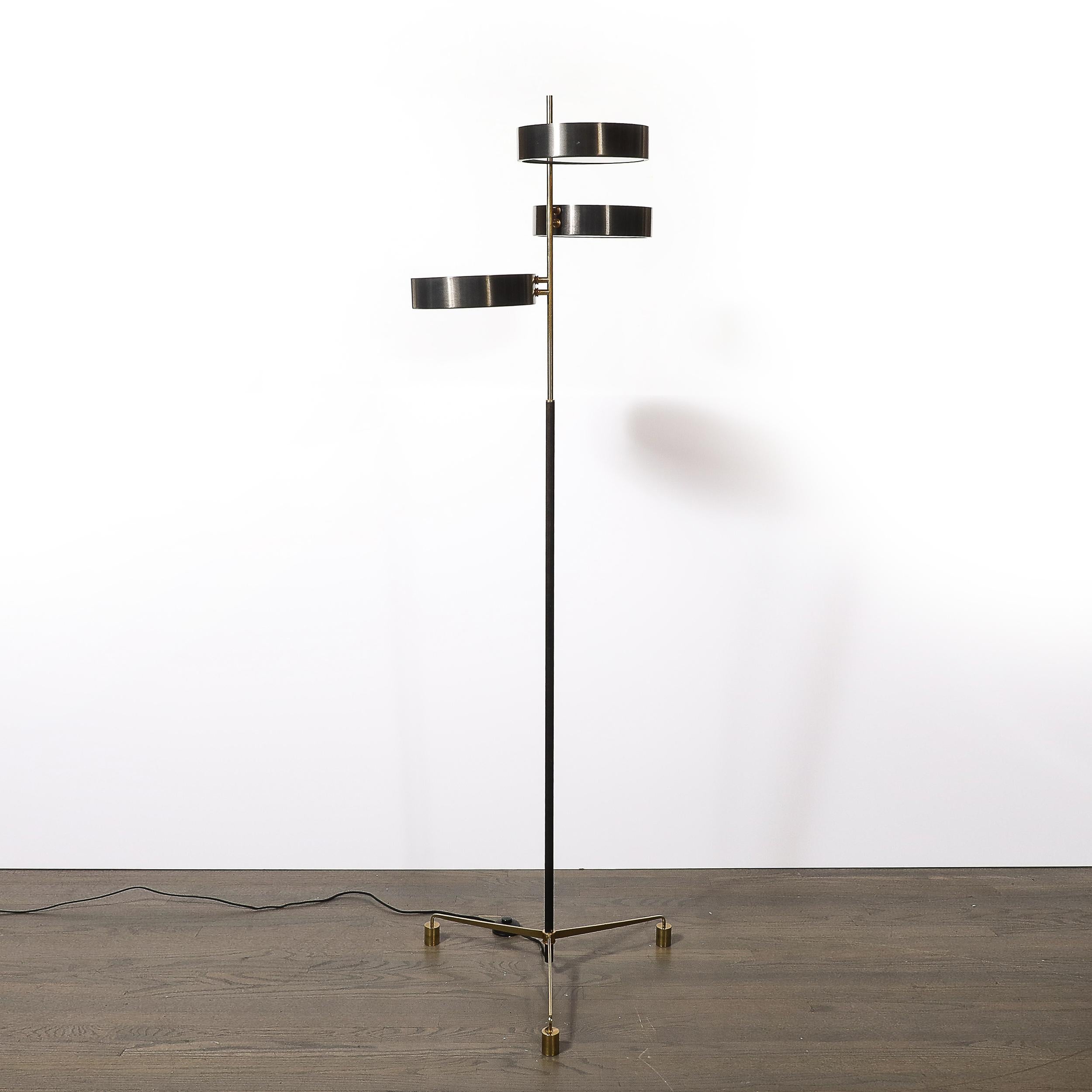 Questa straordinaria lampada da terra del Mid-Century Modernist, realizzata negli Stati Uniti intorno al 1950, incarna l'attenzione dell'epoca per il minimalismo e i materiali raffinati. Con la sua estetica pulita e geometrica e l'uso impeccabile