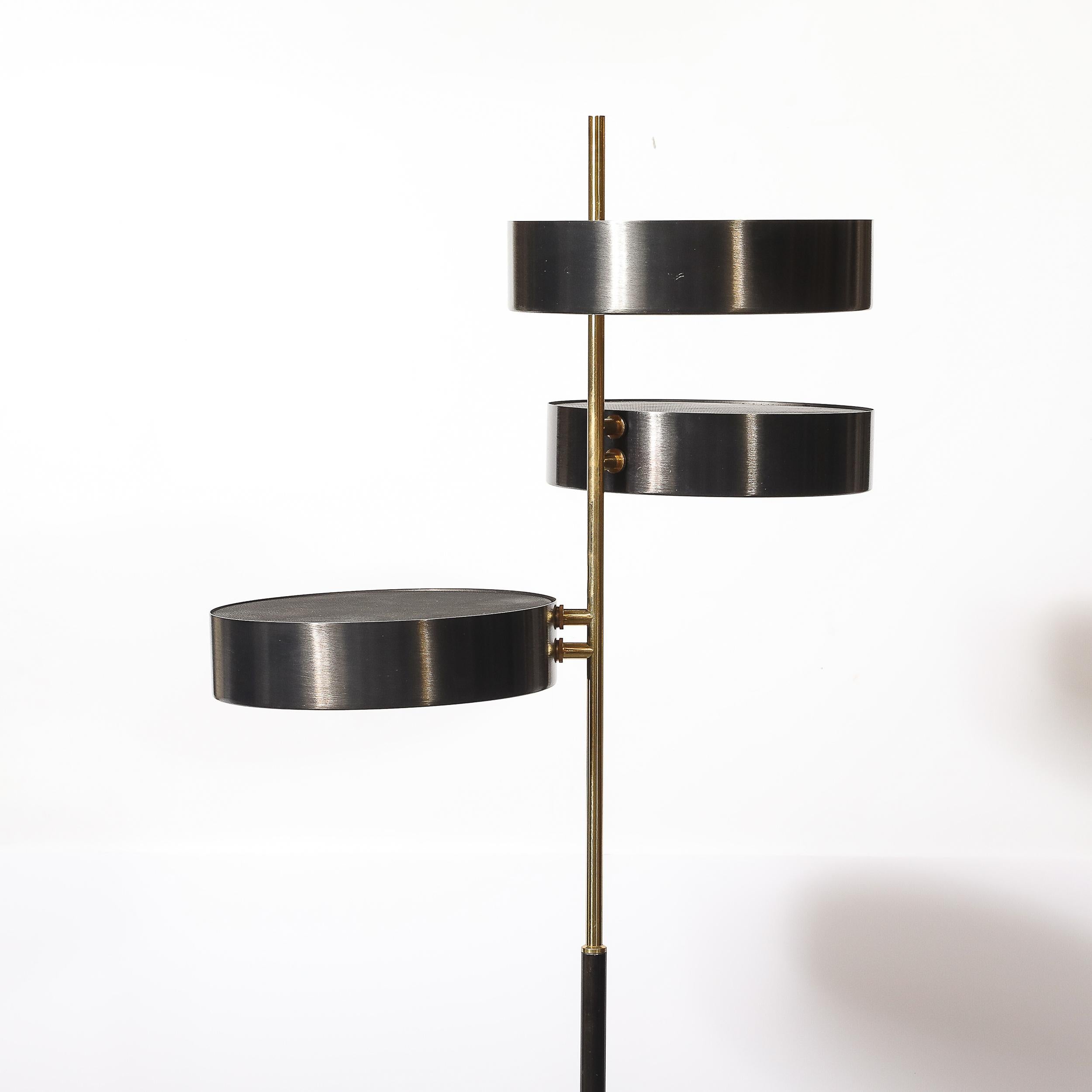 Mid-Century moderno Lampada da terra minimalista di metà secolo in ottone lucido, vetro e smalto nero a tre dischi in vendita