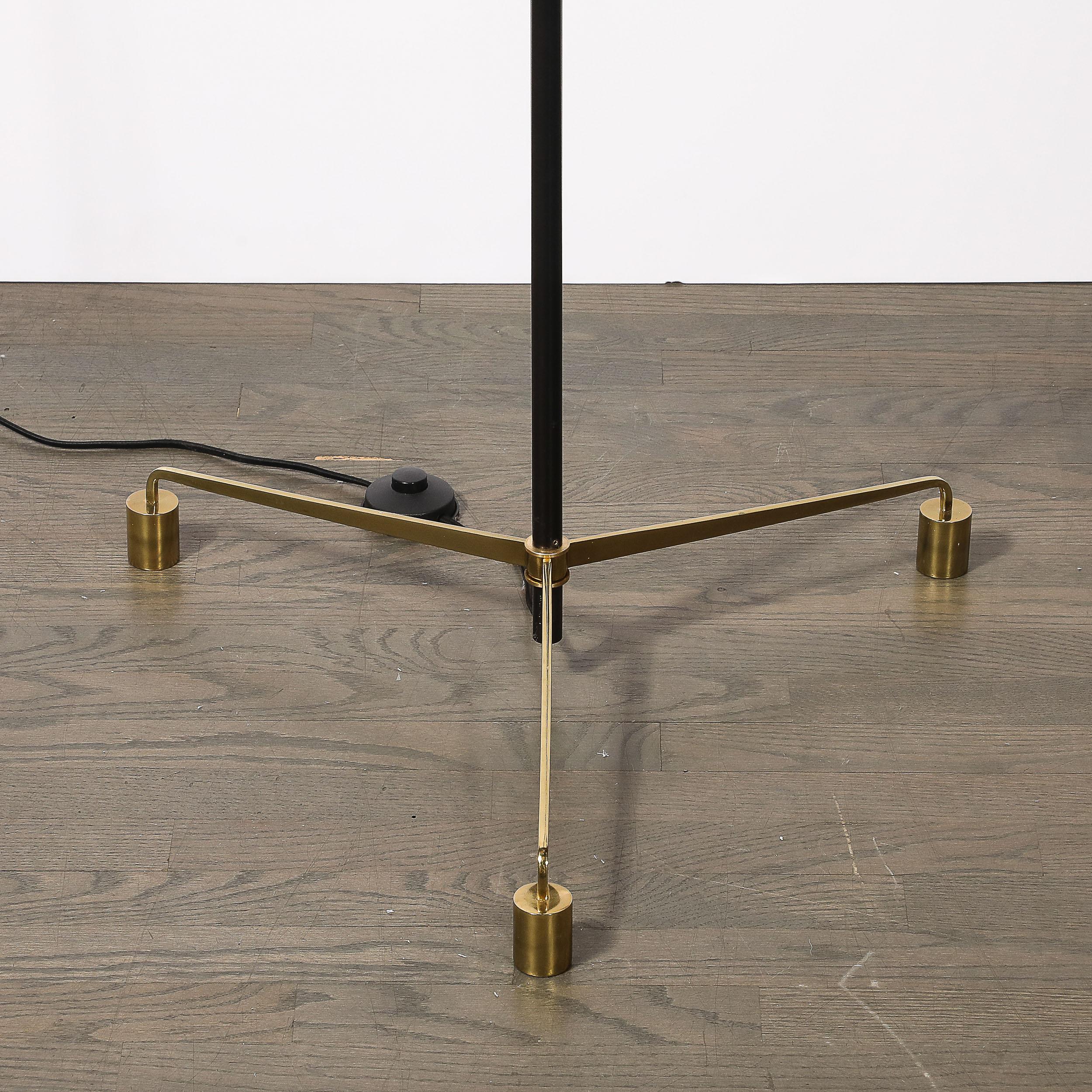 Americano Lampada da terra minimalista di metà secolo in ottone lucido, vetro e smalto nero a tre dischi in vendita