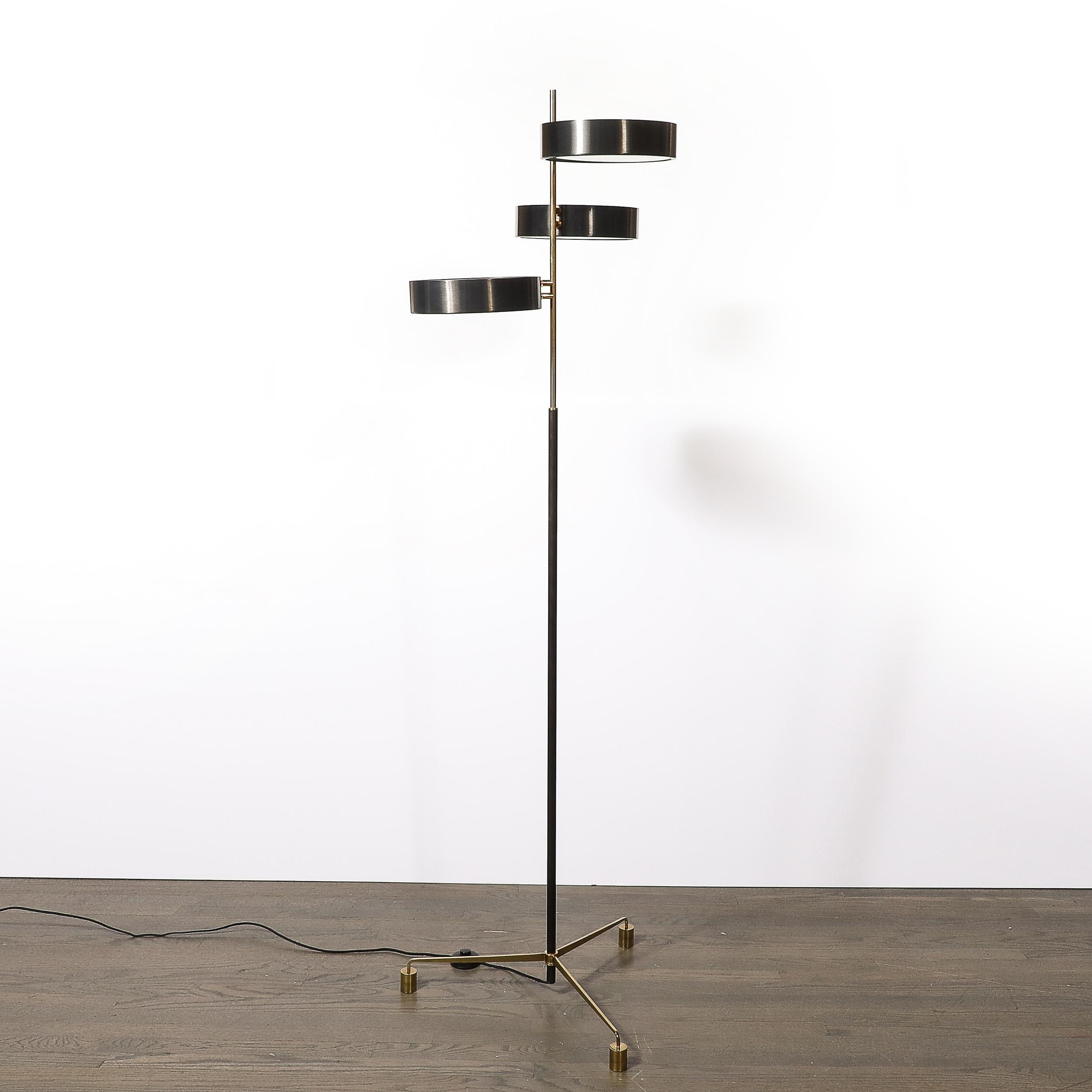 Metà XX secolo Lampada da terra minimalista di metà secolo in ottone lucido, vetro e smalto nero a tre dischi in vendita