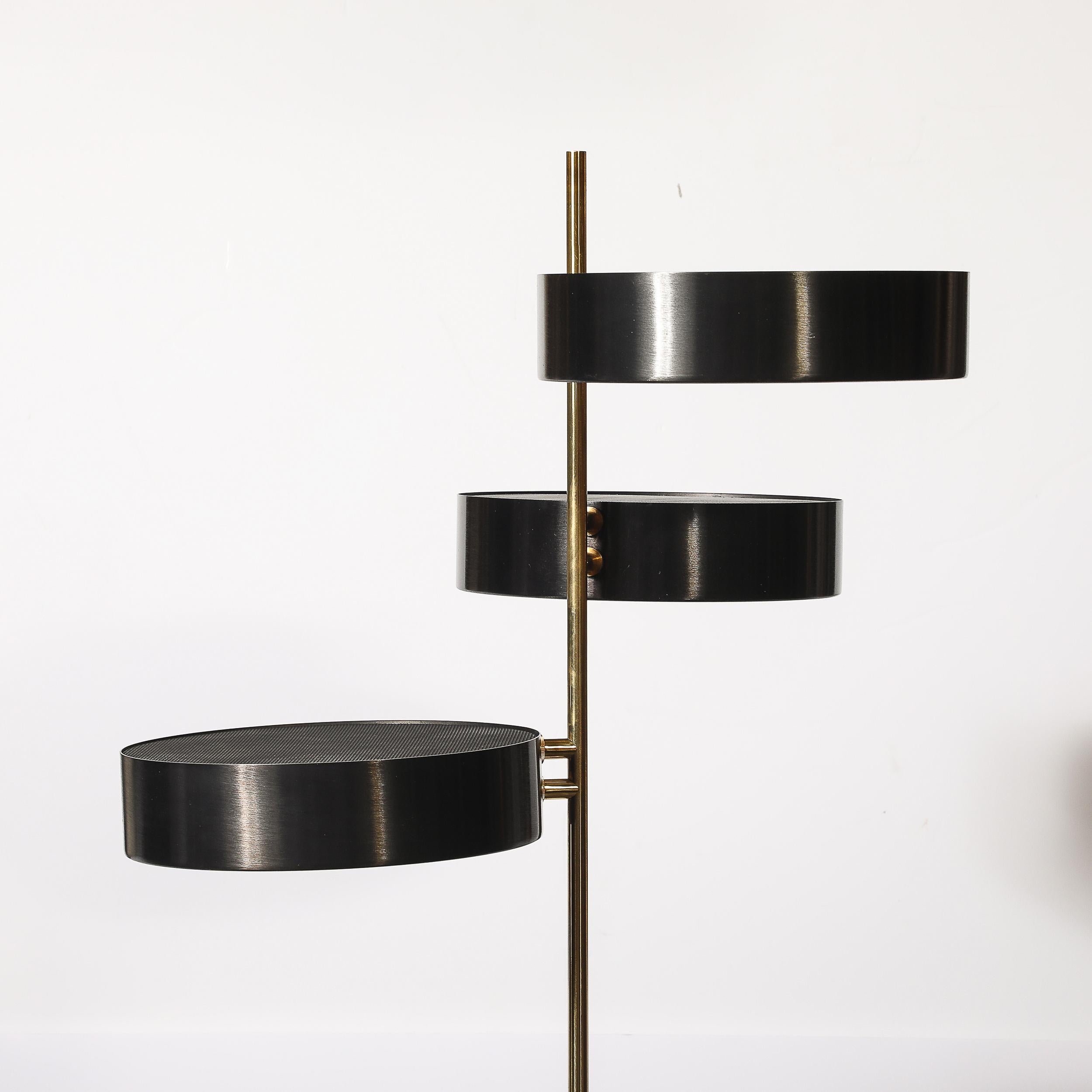 Ottone Lampada da terra minimalista di metà secolo in ottone lucido, vetro e smalto nero a tre dischi in vendita