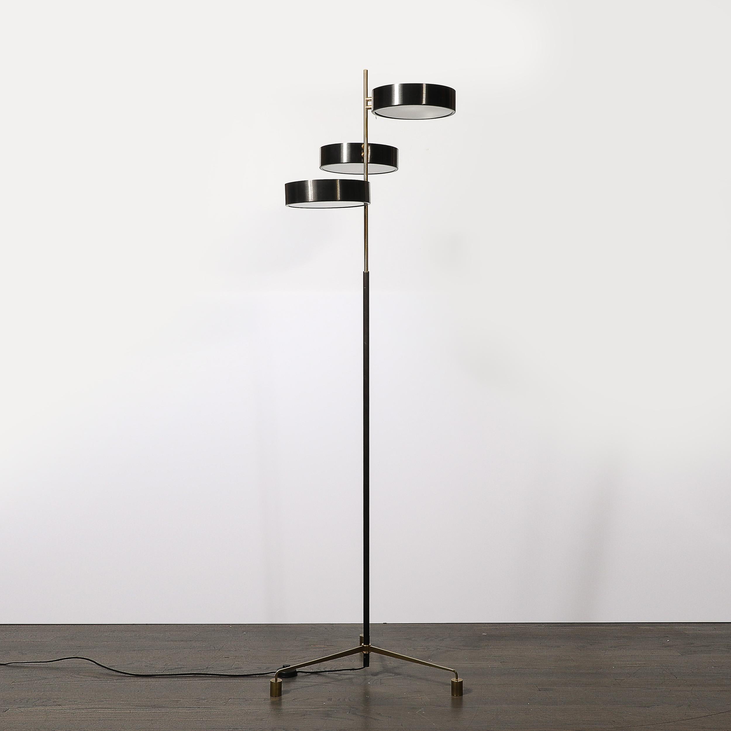 Lampada da terra minimalista di metà secolo in ottone lucido, vetro e smalto nero a tre dischi in vendita 1