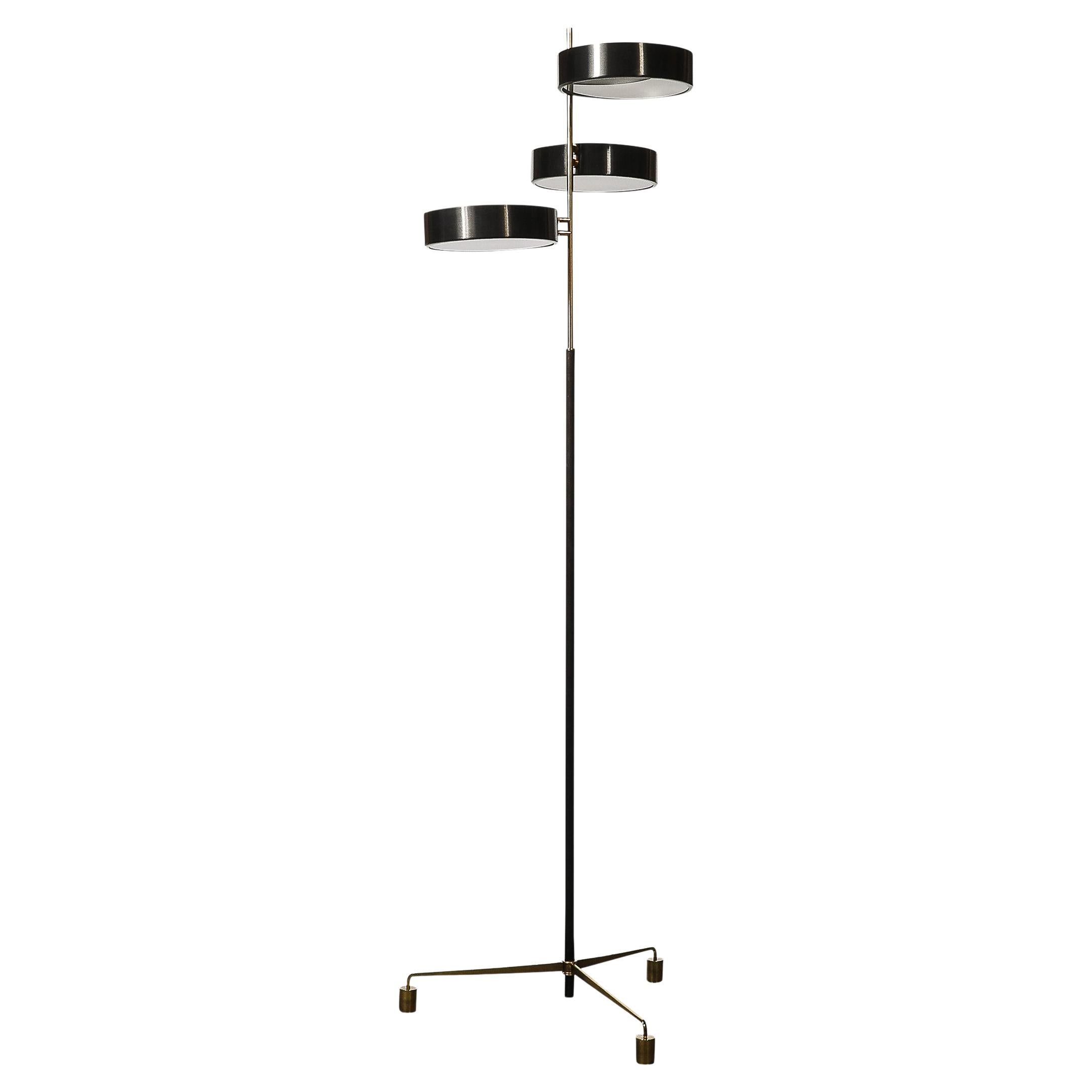 Lampada da terra minimalista di metà secolo in ottone lucido, vetro e smalto nero a tre dischi in vendita