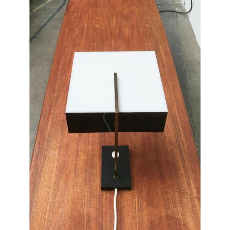 Lampe de table minimaliste du milieu du siècle en acrylique et laiton, années 1960 en vente 6