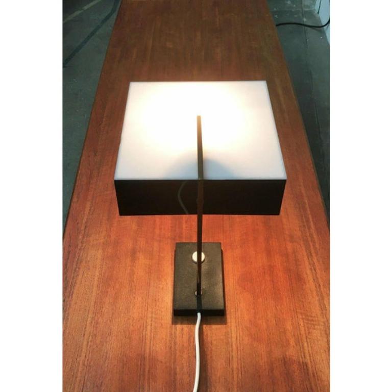 Rare lampe de table du milieu du siècle avec abat-jour en acrylique.

Langage de conception simple avec une matérialité particulière. L'abat-jour est en verre acrylique. Les pages sont noires brillantes et opaques. La partie supérieure est d'un