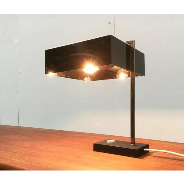 Mid-Century Modern Lampe de table minimaliste du milieu du siècle en acrylique et laiton, années 1960 en vente