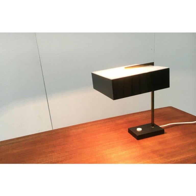 Lampe de table minimaliste du milieu du siècle en acrylique et laiton, années 1960 en vente 1