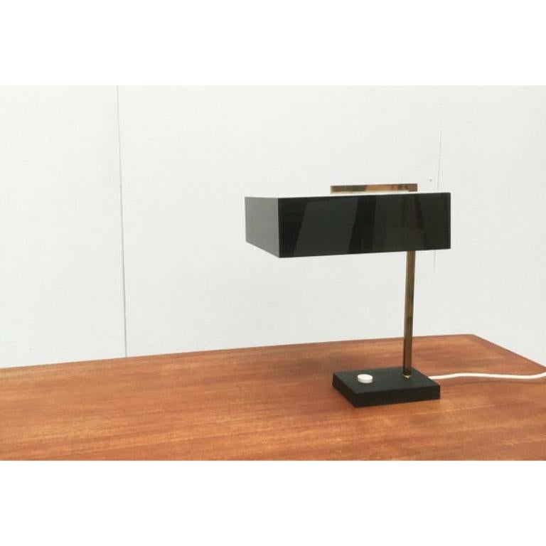 Lampe de table minimaliste du milieu du siècle en acrylique et laiton, années 1960 en vente 2