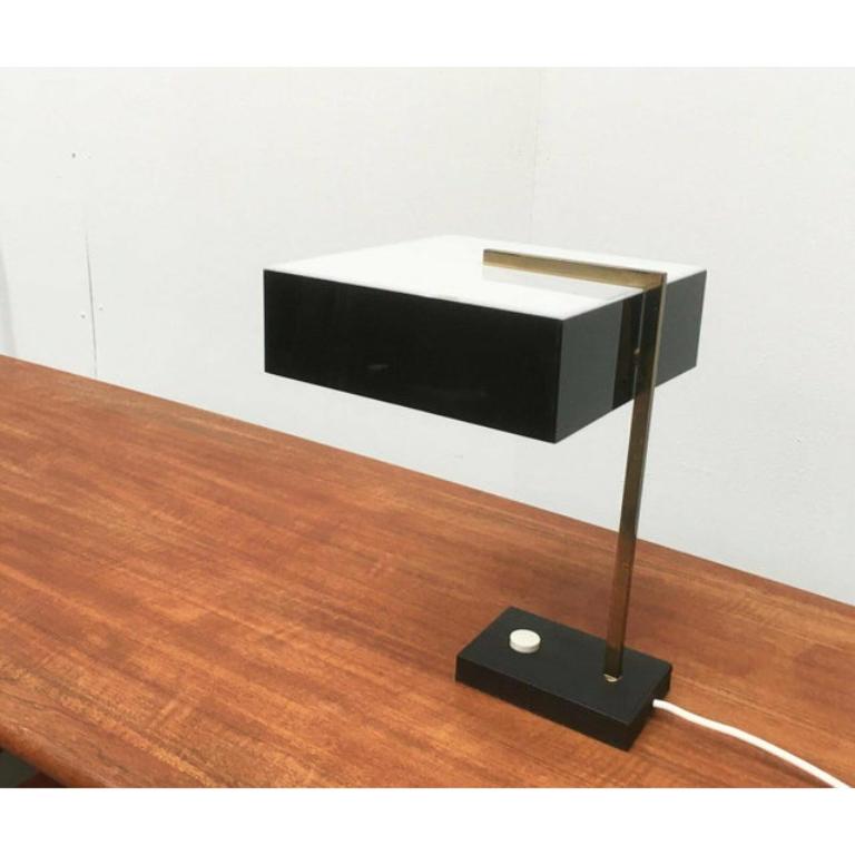 Lampe de table minimaliste du milieu du siècle en acrylique et laiton, années 1960 en vente 3