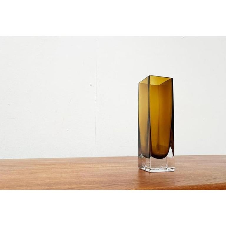 Minimalistische Vase aus bernsteinfarbenem Blockglas aus der Jahrhundertmitte, 1960er Jahre im Angebot 4