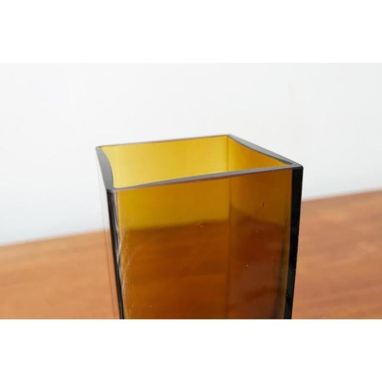 Minimalistische Vase aus bernsteinfarbenem Blockglas aus der Jahrhundertmitte, 1960er Jahre im Angebot 5