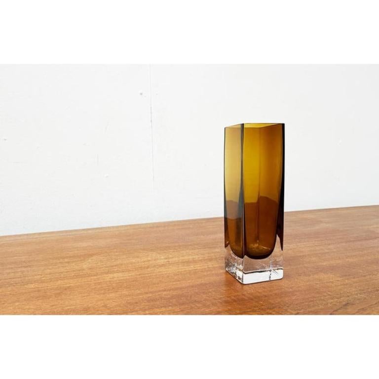 Minimalistische Vase aus bernsteinfarbenem Blockglas aus der Jahrhundertmitte, 1960er Jahre im Angebot 6