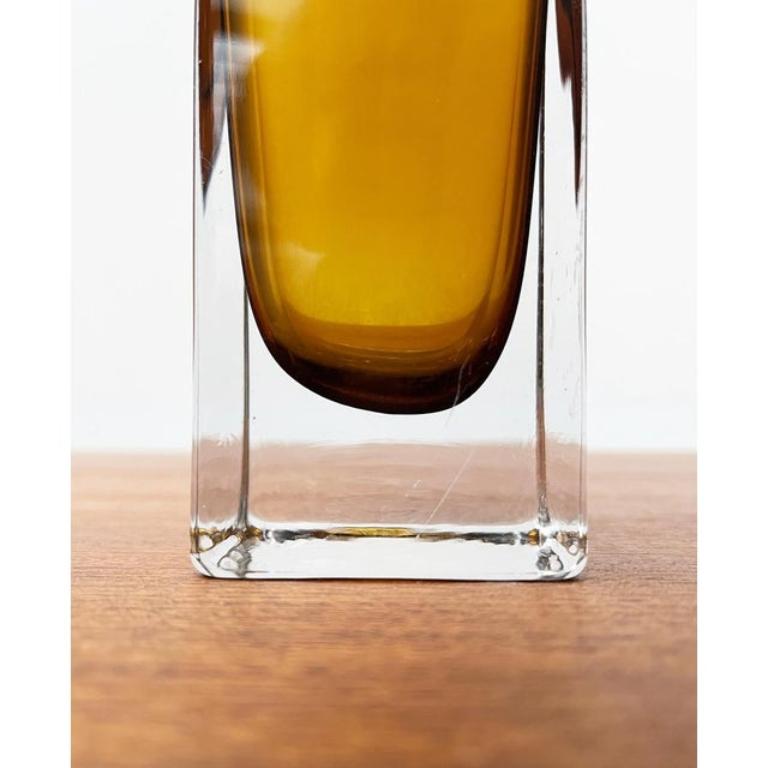 Minimalistische Vase aus bernsteinfarbenem Blockglas aus der Mitte des Jahrhunderts, 1960er Jahre, in sehr gutem Zustand. Entworfen 1960 bis 1969.

Zusätzliche Informationen:
MATERIALIEN: Glas
Farbe: Braun
Stile: Moderne Mitte des Jahrhunderts,