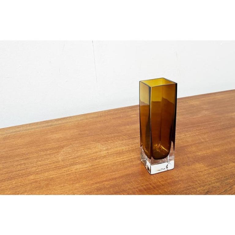 Minimalistische Vase aus bernsteinfarbenem Blockglas aus der Jahrhundertmitte, 1960er Jahre (Moderne der Mitte des Jahrhunderts) im Angebot