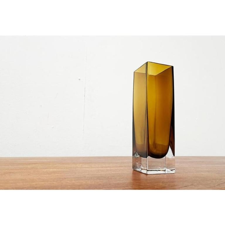 Minimalistische Vase aus bernsteinfarbenem Blockglas aus der Jahrhundertmitte, 1960er Jahre im Zustand „Hervorragend“ im Angebot in Hamburg, DE