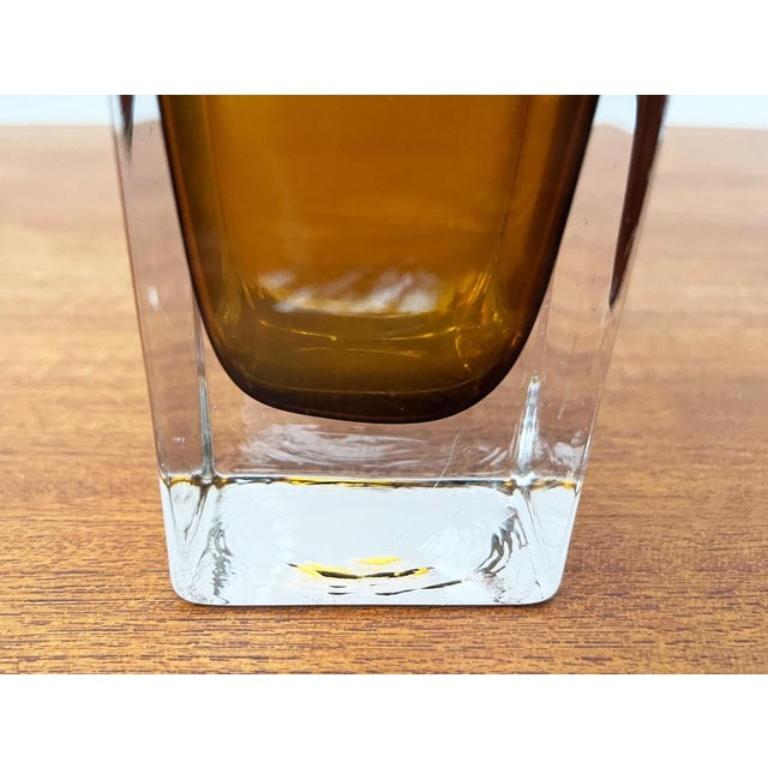 Minimalistische Vase aus bernsteinfarbenem Blockglas aus der Jahrhundertmitte, 1960er Jahre (20. Jahrhundert) im Angebot