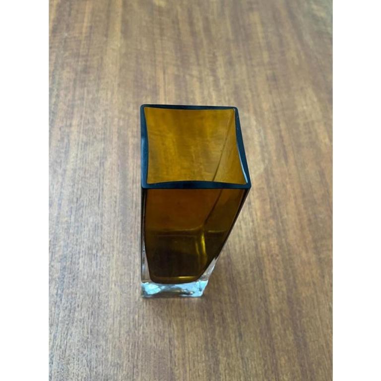 Minimalistische Vase aus bernsteinfarbenem Blockglas aus der Jahrhundertmitte, 1960er Jahre (Glas) im Angebot