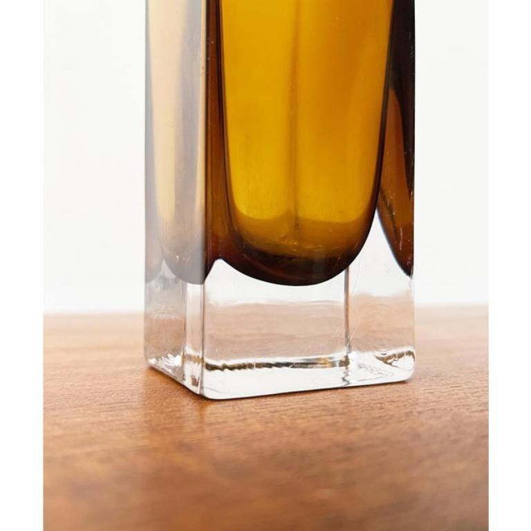 Minimalistische Vase aus bernsteinfarbenem Blockglas aus der Jahrhundertmitte, 1960er Jahre im Angebot 2
