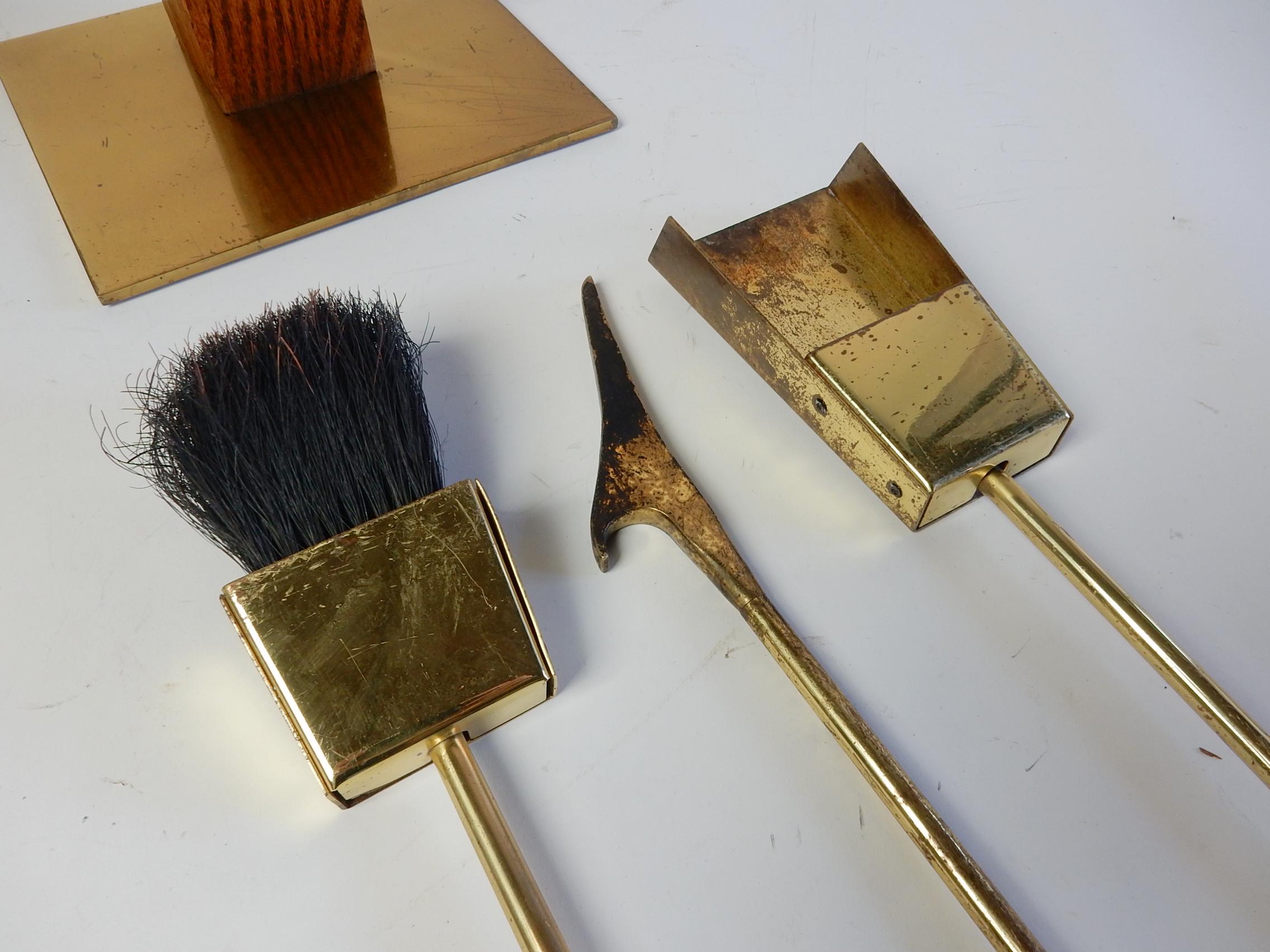 Set di utensili per caminetto in ottone e quercia di stile minimalista di metà secolo In condizioni discrete in vendita a Las Vegas, NV