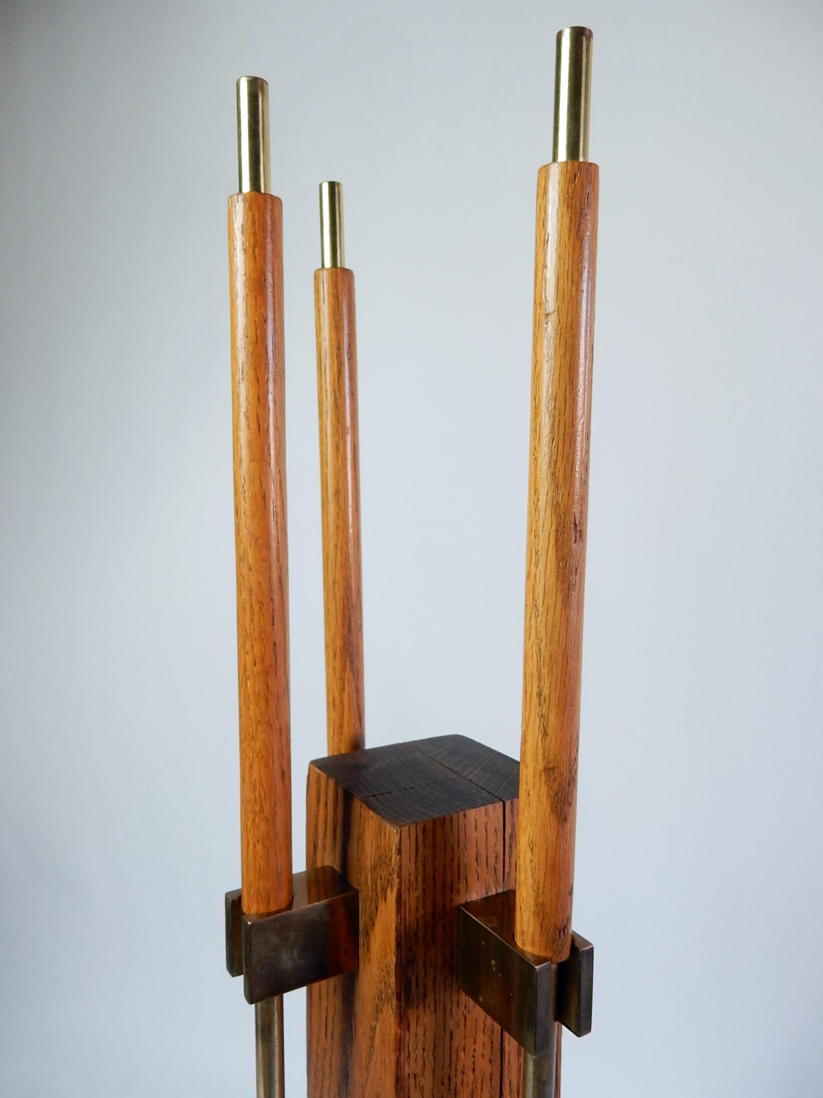 XX secolo Set di utensili per caminetto in ottone e quercia di stile minimalista di metà secolo in vendita