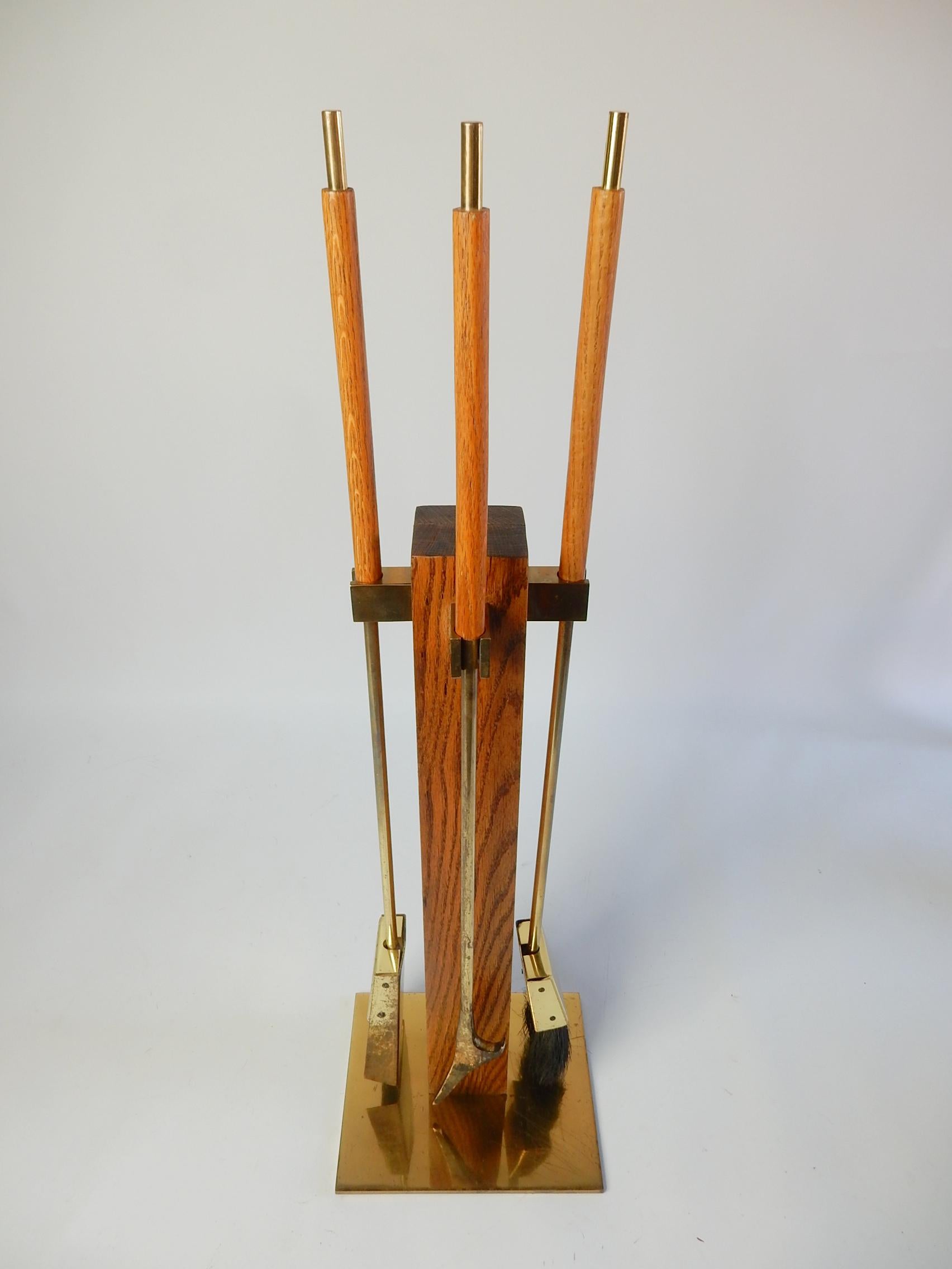 Mid-Century Minimalist Brass & Oak Fireplace Tool Set In Fair Condition For Sale In Las Vegas, NV