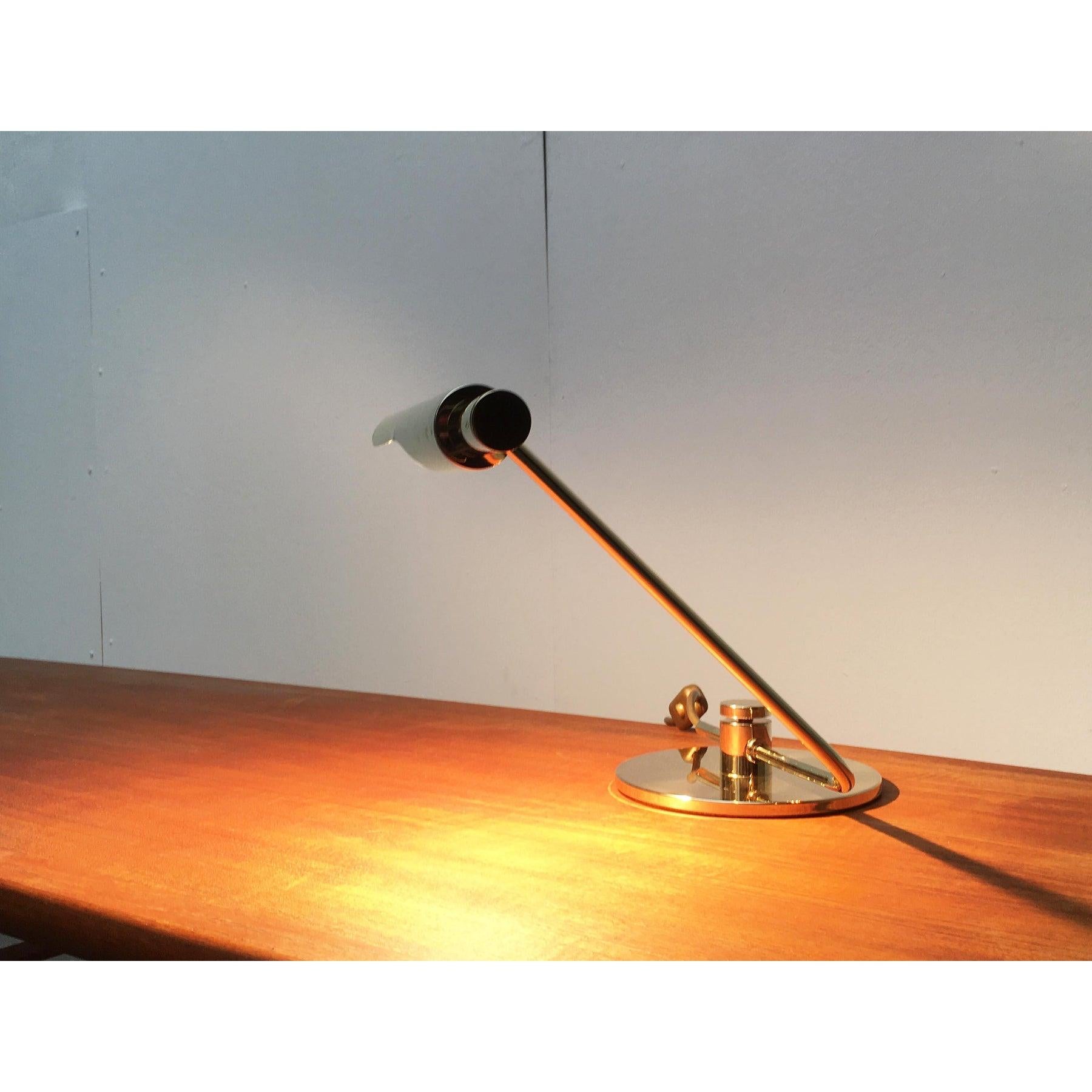 Metallo Lampada da tavolo in ottone minimalista di metà secolo di Rosemarie & Rico Baltensweiler, anni '60 in vendita