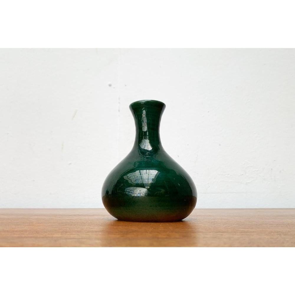 Mid-Century Minimalist Carafe Vase from Hartwig Heyne Hoy Pottery, Germany, 1960s, in Very Good conditions. Designed 1960 to 1969 This piece has an attribution markIt is completely authentic 

Additional information:
Materials: Ceramic
Styles:
