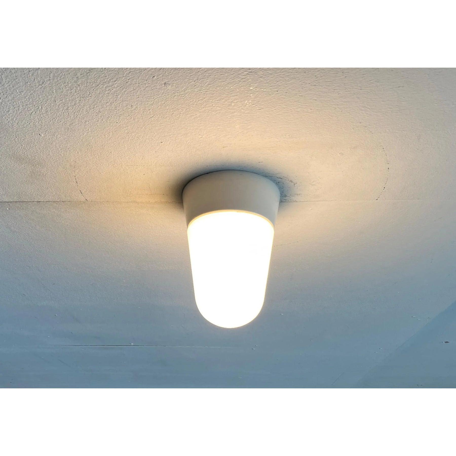 Lampada da soffitto minimalista di metà secolo in ceramica e vetro, anni '50 In condizioni ottime in vendita a Hamburg, DE