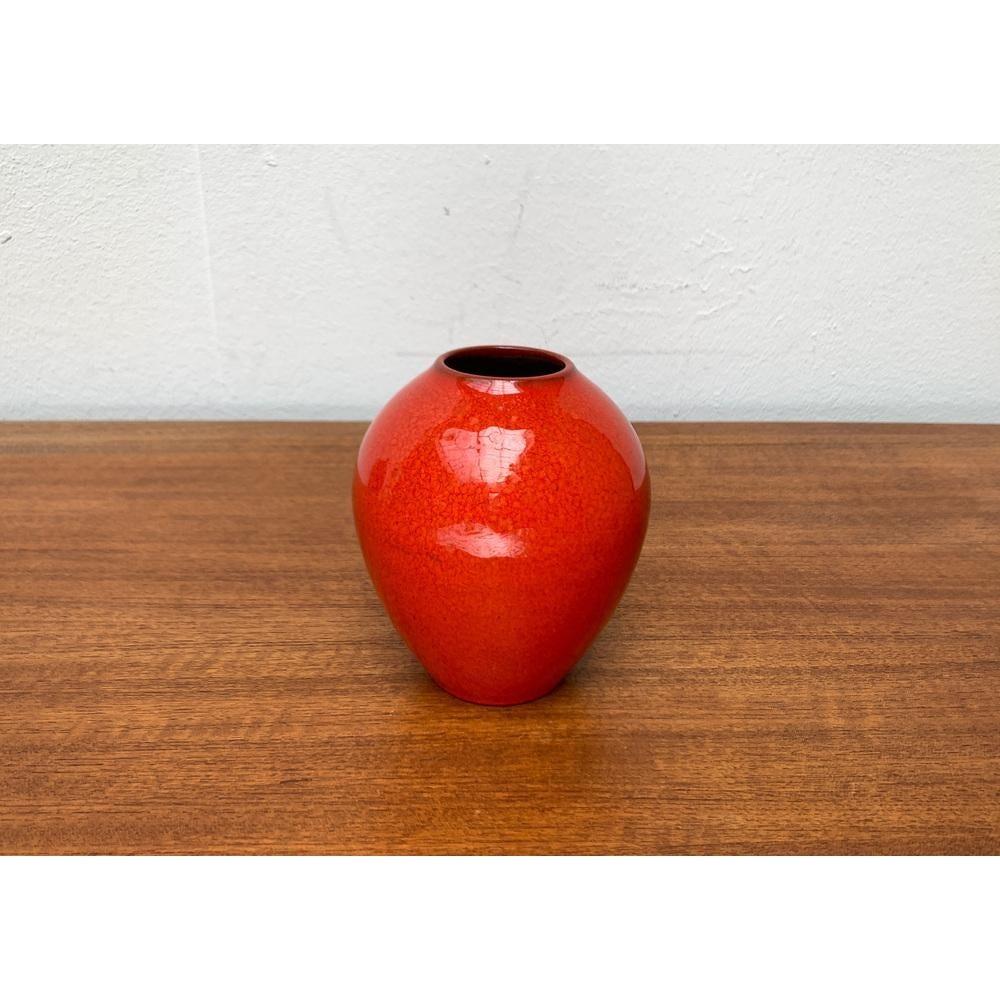 Mid-Century Minimalist Vase, 1960s, in Very Good conditions. Designed 1960 to 1969.

Additional information:
Materials: Ceramic
Color: Orange
Styles: Mid-Century Modern, Minimalist
Item Type: Vintage, Antique or Pre-owned
Dimensions: 4.72ʺW × 4.72ʺD