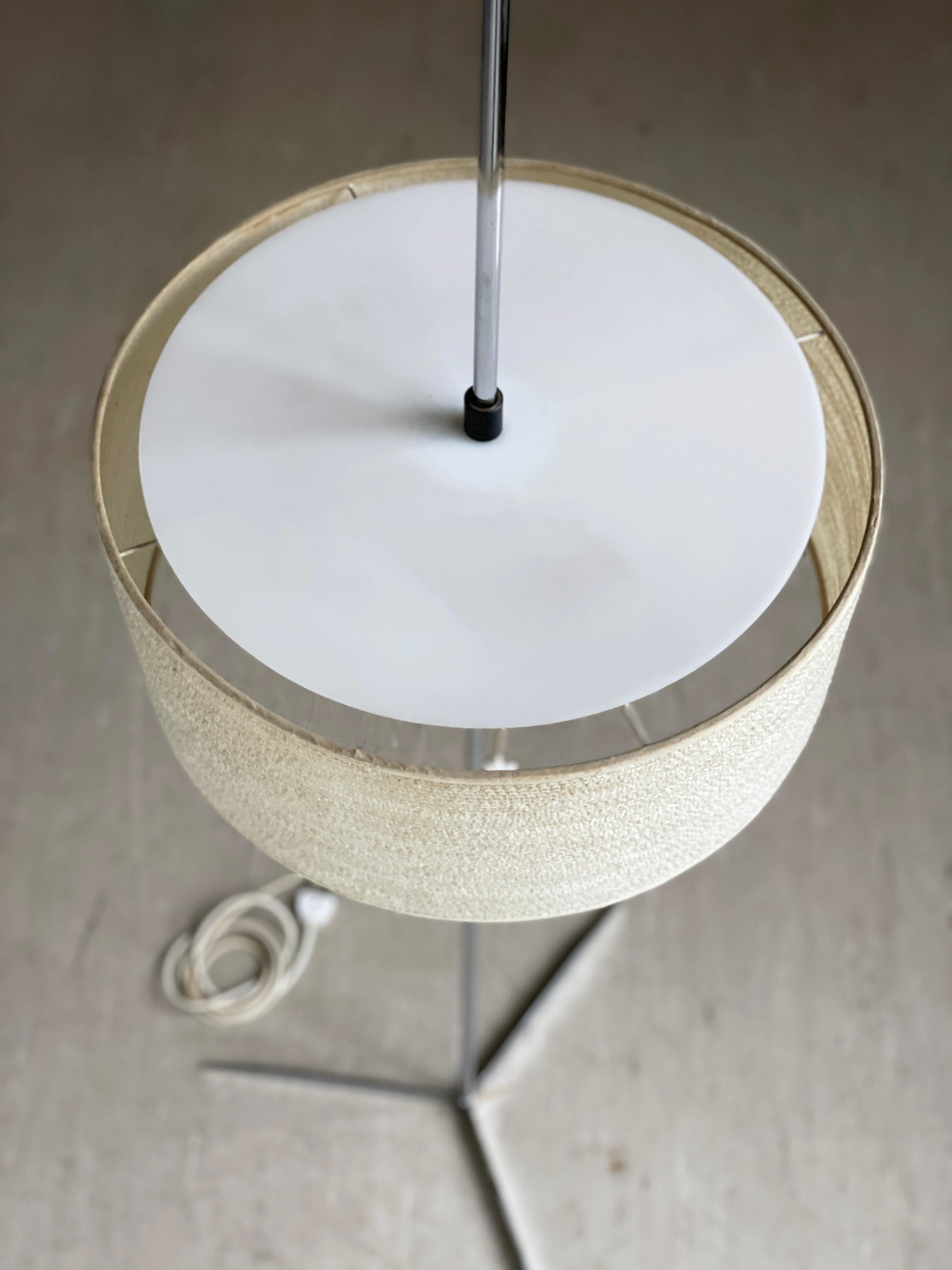 Lámpara de pie minimalista de mediados de siglo en metal cromado en venta 3