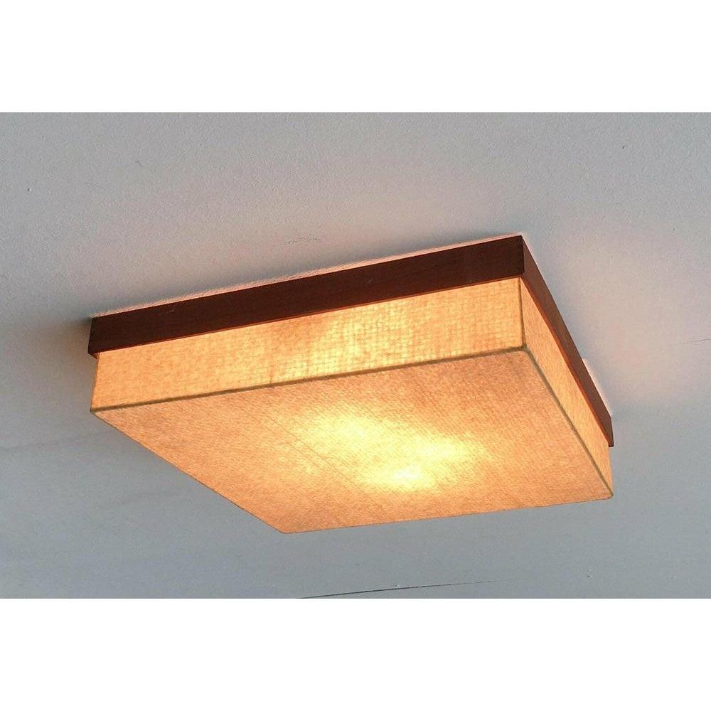 Lampada da soffitto di metà secolo con una suggestiva struttura in teak.

La lampada consiste in un cubo piatto che viene montato direttamente sotto il soffitto. È costituito da una struttura in metallo bianco ricoperta da un materiale plastico