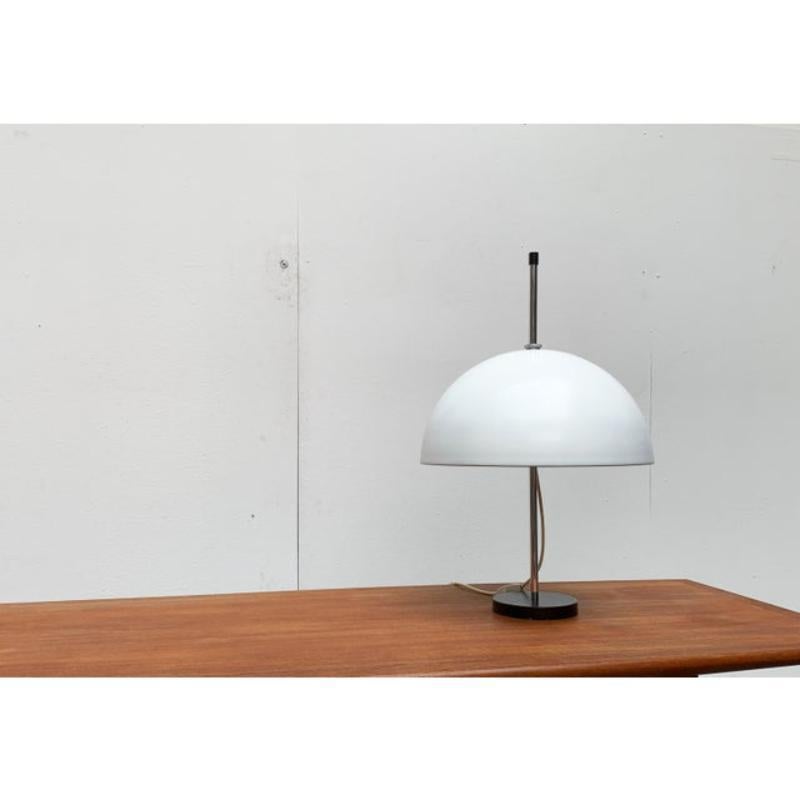 Rara lámpara de mesa de mediados de siglo.

Un diseño minimalista. La gran pantalla muestra una sencilla forma semiesférica y está acabada en blanco. El mismo lenguaje de diseño sigue la base de placa simple. La base y el pomo de acabado de la parte